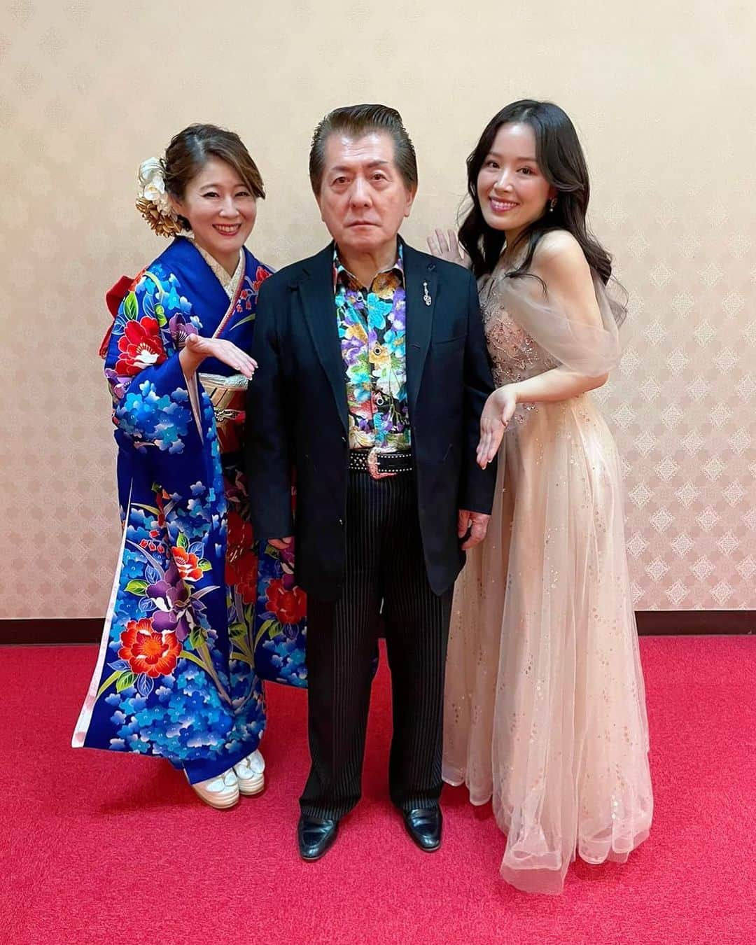 野村美菜さんのインスタグラム写真 - (野村美菜Instagram)「昨夜は、長野県小諸市「カラオケ掛」さんの 27周年グランドチャンピオン大会及び発表会のゲストにお招きいただきました。  お店のマスター、 そしてご一緒した仲良しの桐生華名ちゃんです🫶  詳しくはameblo 「野村美菜オフィシャルブログ」ご覧ください😉  #野村美菜 #桐生華名　ちゃん #長野県小諸市」11月26日 20時36分 - minanomura0623