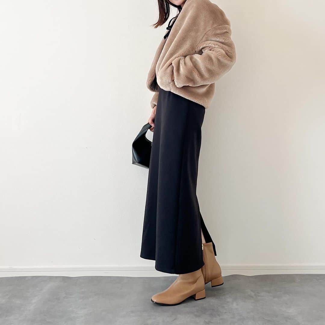 n.etsuuさんのインスタグラム写真 - (n.etsuuInstagram)「2023.11.26  @gu_for_all_  #フェイクファージャケット beige / L  オンラインでかったから ドキドキしたけど←  ふわふわでボリュームもちょうどよくって 可愛かった♡  ポケットが付いてるのも嬉しい☺️  ベージュって顔くすみがちやったから避けてたけど…このベージュは大丈夫な気がしてます🤭  jacket▸#gu blouse▸and Me... skirt▸Meri boots▸I NEED MORE SHOES bag▸LE MORE  #gu#ジーユー購入品 #高身長コーデ#骨格ストレート#ママコーデ #アラフォーママ」11月26日 20時36分 - n.etsuu