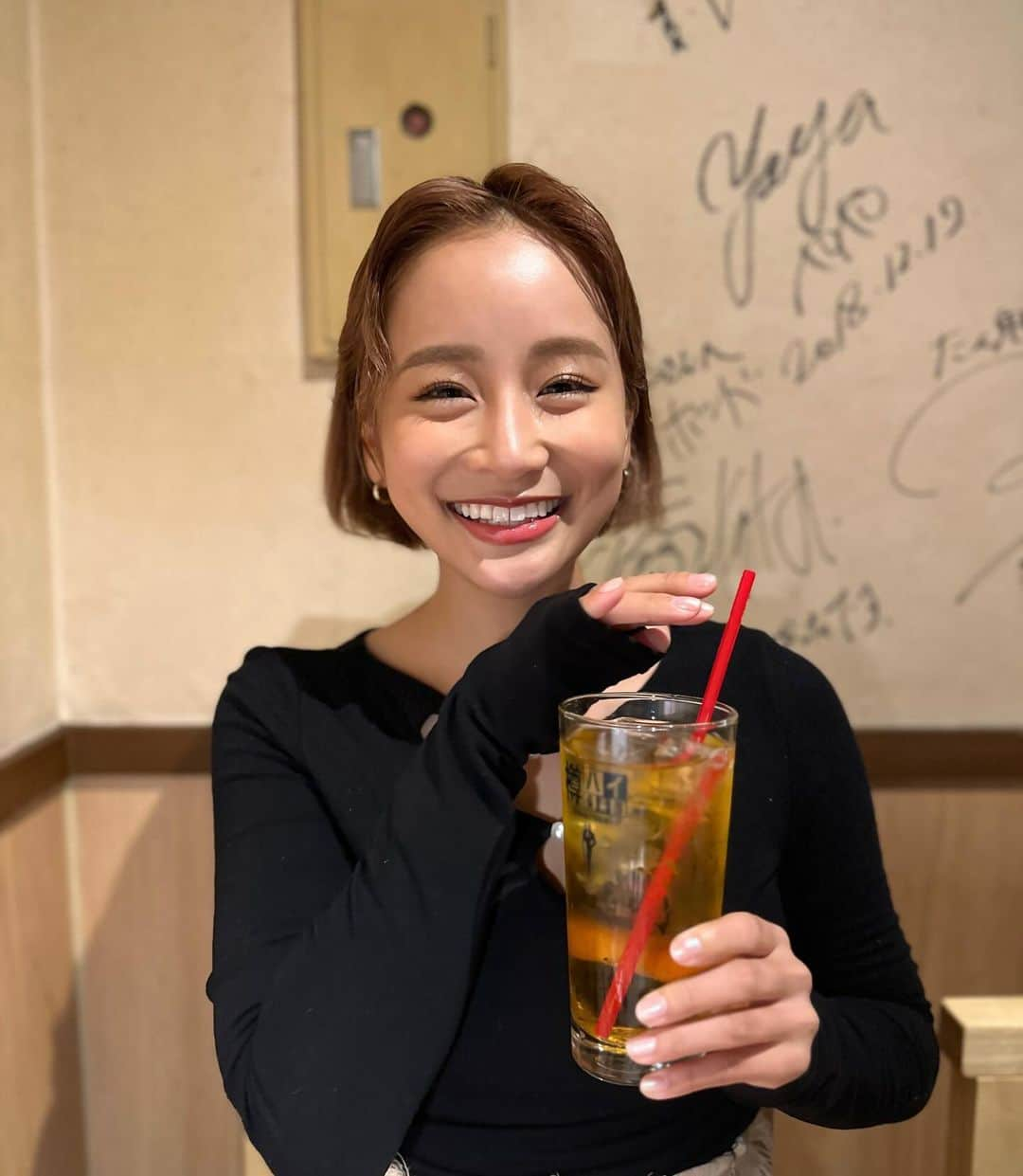 田辺莉咲子さんのインスタグラム写真 - (田辺莉咲子Instagram)「お久しぶりのお休みだったので夜ご飯食べに繰り出しました🍚💕 happiness🐕  今日のメイクはRIMMELの限定カラーのアイシャドウパレットをベースにして最後にpeach cの♡マークのラメを瞼の真ん中ら辺に✨ RIMMELの落ち着いたカラーにpeach cのキラキラ強めのラメが際立ってかわいい🫶🏻」11月26日 20時37分 - risako_tanabe