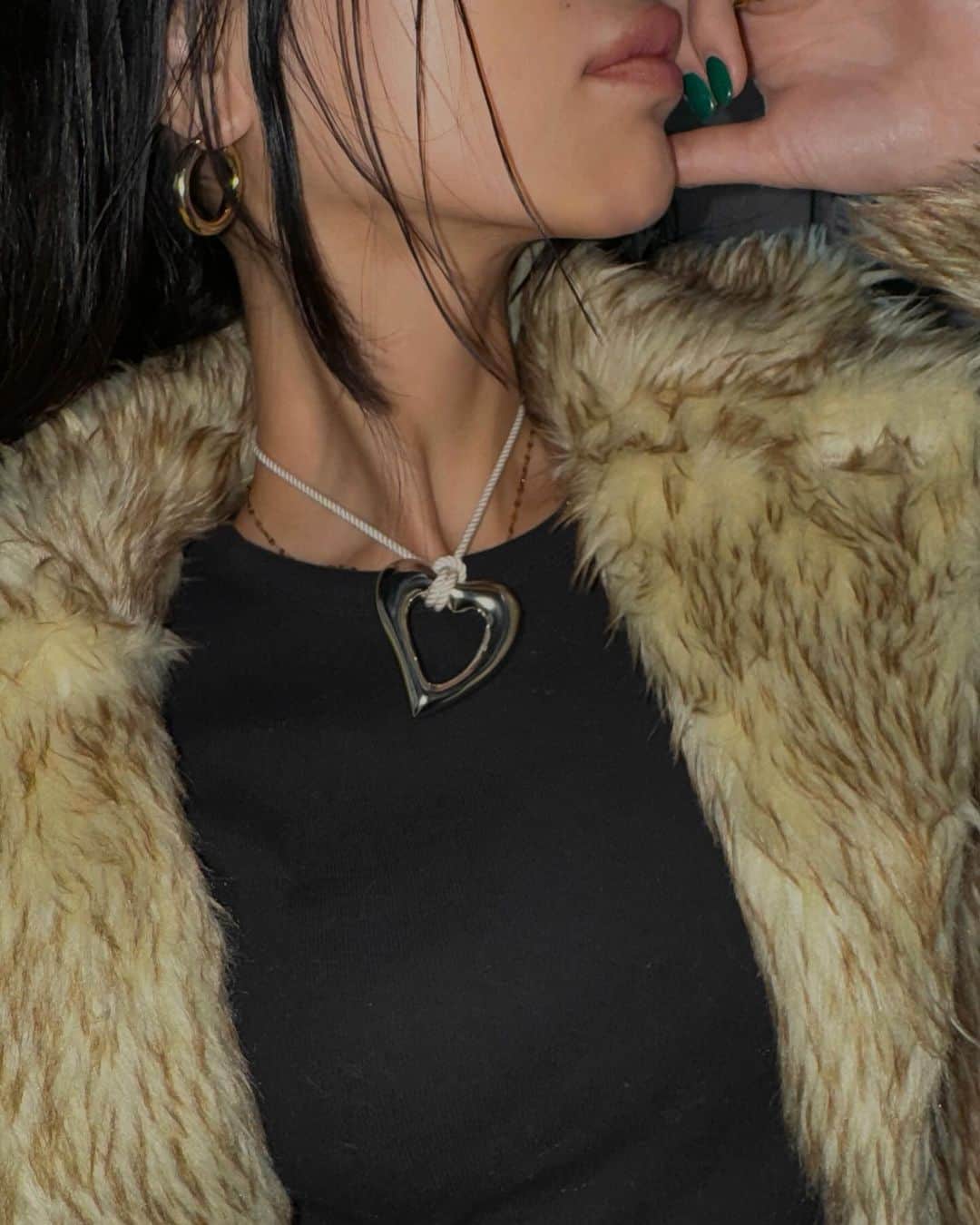 宮川由衣子のインスタグラム：「. 宮川の愛の大きさに比例した 大ぶりハートに一目惚れ🥺#黙れ 劇的にかわいいネックレスゲットだぜ🩺❤️ . #necklace #handmade #accessory」