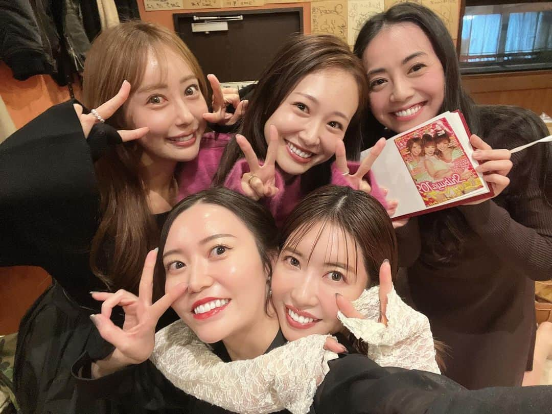 村田莉さんのインスタグラム写真 - (村田莉Instagram)「Popteenを卒業してから、丁度10年（多分w）  私の青春のほとんどを過ごした場所で、こうやってまた集まって当時の出来事を笑ったり懐かしく思ったり、嬉しいですね🩷 編集さん、校閲さん、カメラマンさん、ヘアメイクさん、スタイリストさん、ロケバスさん、モデル、そして読者のみなさんで作っていたポップティーン📕  第二、第三のお父さん、お母さん、お兄ちゃん、お姉ちゃん、妹達がいて、あの頃の全てが本当に有難い経験だったと思います☺️✨  大人になったねー！と言われ、今年32歳だよー！って言うと驚かれるというくだり、2時間で10回はしたと思うw🤣  16歳（高校2年の歳）からだから、みんな私の小娘時代をよく知っている🤣🤣倍生きてます！笑  #popteen #popteenOG #ポップティーン」11月26日 20時38分 - murata_mari