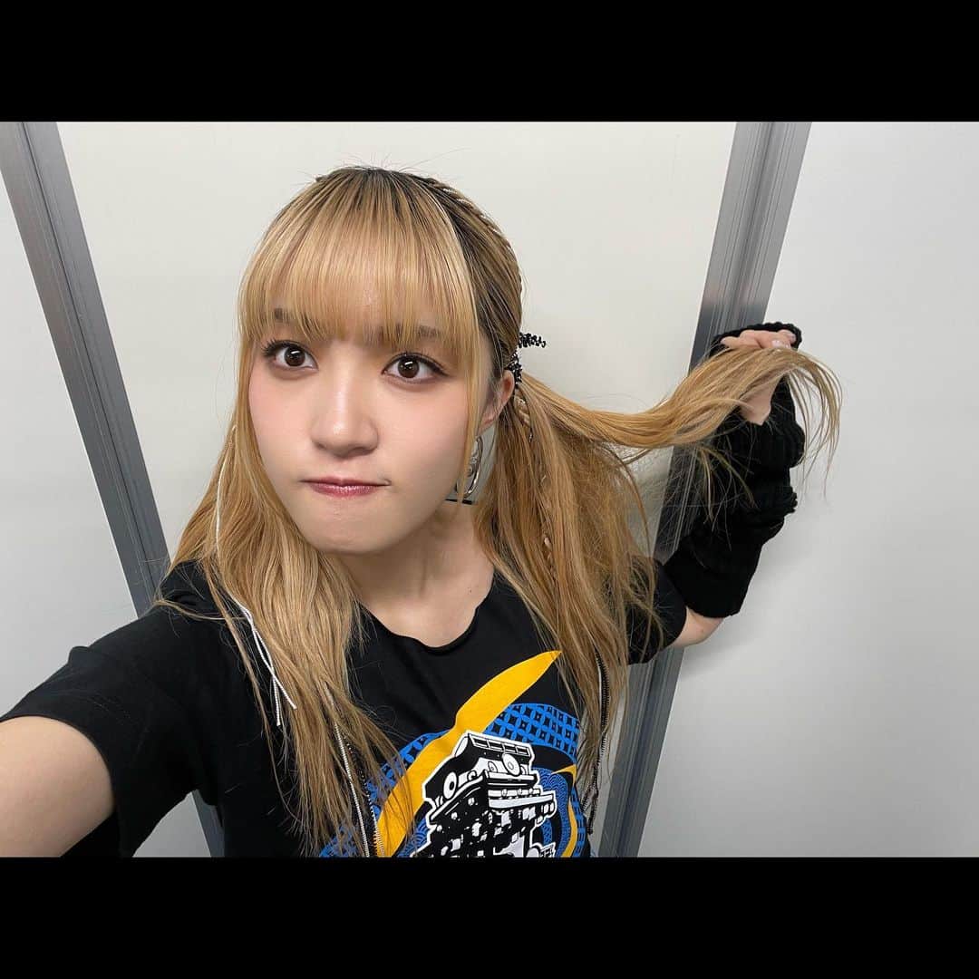 JUNNAのインスタグラム：「ANIMAX MUSIX 2023  オールラインナップでの衣装🖤 Tシャツにジーンズ👖  アームウォーマーも初だったけど、激かわだった✌🏻」