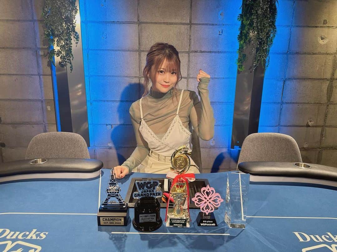 阿久津真央のインスタグラム：「♤♡♧♢  ポーカーを初めて1年半ほど たちました😊✨ その期間にトロフィーを 5つも受賞する事が出来ました！！ ポーカーで優勝をすることを 目標にダックスポーカースクールに通い始め、 とし先生のおかげでこんなに 成績を残す事ができました✨ 本当に通ってよかった！！！ いつもありがとうございます！！  そんな普段からお世話になっているダックスさんのＣＭ撮影が 先日ありました👀🎥🃏 出演させていただいています！ 完成が待ち遠しい！！！ 公開をお楽しみにっ😊✨  @ducks_pokersch」