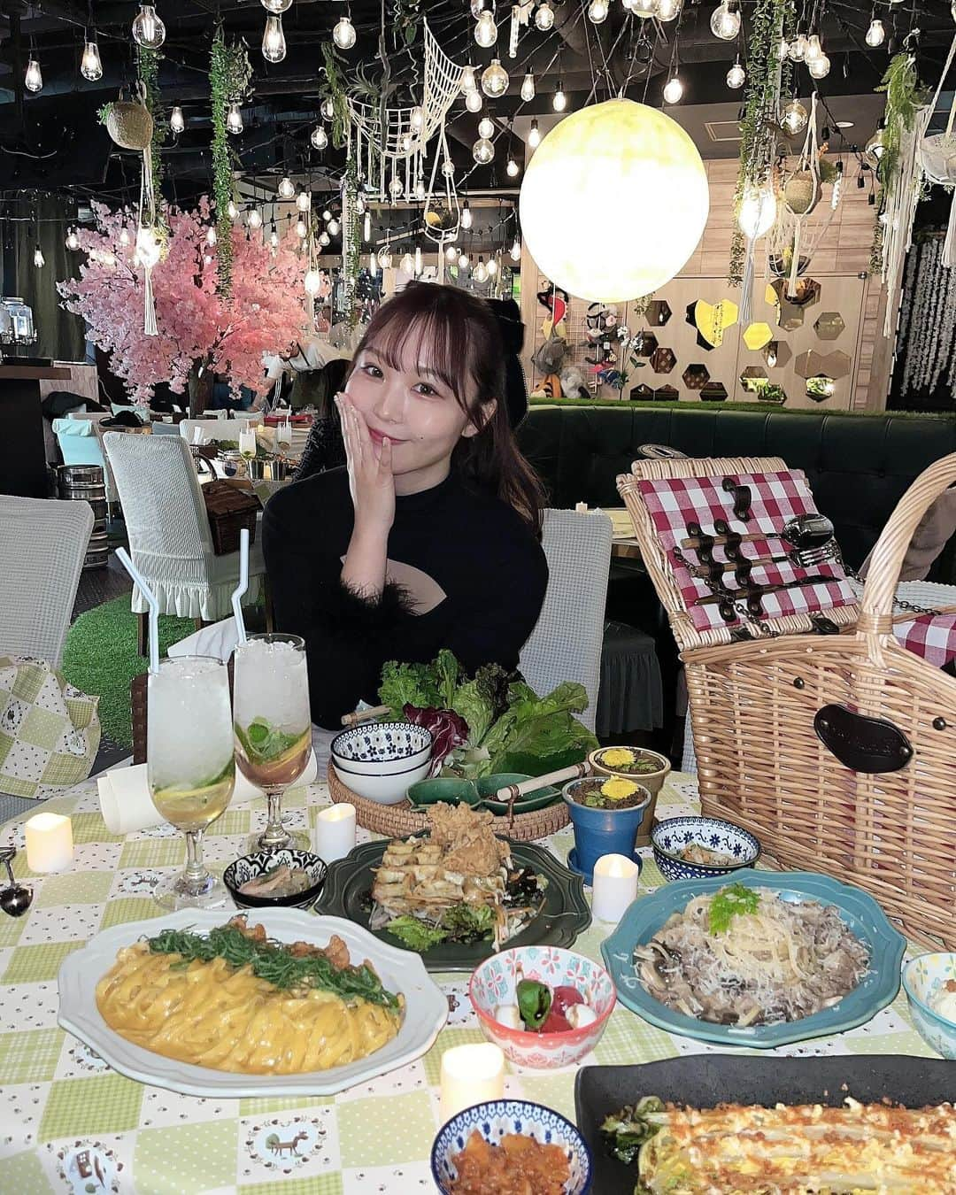 夏井さらのインスタグラム：「🌕🎀  雰囲気最高なお店🪄 新大久保にこんな素敵なお店あるなんて知らなかった…！ @dalbitmaru_shinokubo   お料理も美味しくてごほうびランチだった＾＾♡  . . . #フレンチガーリー #フレンチガーリーコーデ #ダルビッマル #新大久保韓国料理 #お洒落な空間 #フュージョン料理 #映え空間 #新大久保ランチ #新大久保グルメ」