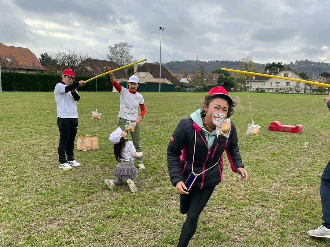 富田真紀子さんのインスタグラム写真 - (富田真紀子Instagram)「ポーにて秋の大運動会🍂  私のラグビーの試合に応援に来てくださったポーとトゥルーズに住む日本の関係者の方々に声かけて、ドレスコードは白T、紅白帽使って競技。まじガチすぎて怪我心配だった😛  忘れかけた青春を取り戻した後は、ロンドンバスでポーを1周。そのあとはみんなで持ち寄りご飯🍚たくさん笑って幸せすぎた🥰  参加してくださった方々、たくさん協力してくれた方々、ここに書ききれないほどですが、本当にありがとうございました❣️忘れられないイベントができて感無量です☺️   紅白帽の後継者募集中です❤️🤍 #ポー日記」11月26日 20時41分 - makikotommy