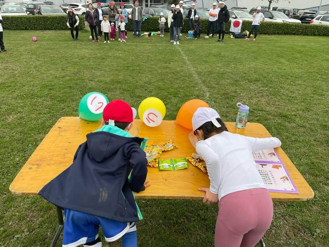 富田真紀子さんのインスタグラム写真 - (富田真紀子Instagram)「ポーにて秋の大運動会🍂  私のラグビーの試合に応援に来てくださったポーとトゥルーズに住む日本の関係者の方々に声かけて、ドレスコードは白T、紅白帽使って競技。まじガチすぎて怪我心配だった😛  忘れかけた青春を取り戻した後は、ロンドンバスでポーを1周。そのあとはみんなで持ち寄りご飯🍚たくさん笑って幸せすぎた🥰  参加してくださった方々、たくさん協力してくれた方々、ここに書ききれないほどですが、本当にありがとうございました❣️忘れられないイベントができて感無量です☺️   紅白帽の後継者募集中です❤️🤍 #ポー日記」11月26日 20時41分 - makikotommy