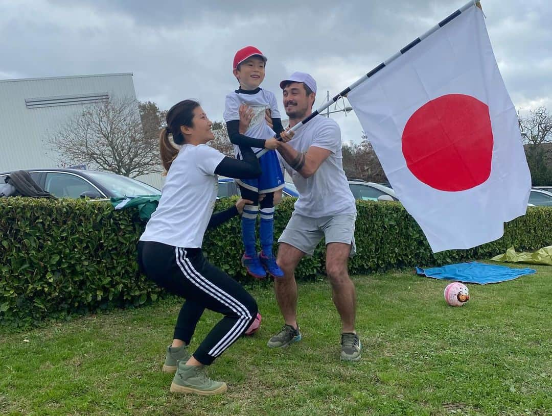 富田真紀子さんのインスタグラム写真 - (富田真紀子Instagram)「ポーにて秋の大運動会🍂  私のラグビーの試合に応援に来てくださったポーとトゥルーズに住む日本の関係者の方々に声かけて、ドレスコードは白T、紅白帽使って競技。まじガチすぎて怪我心配だった😛  忘れかけた青春を取り戻した後は、ロンドンバスでポーを1周。そのあとはみんなで持ち寄りご飯🍚たくさん笑って幸せすぎた🥰  参加してくださった方々、たくさん協力してくれた方々、ここに書ききれないほどですが、本当にありがとうございました❣️忘れられないイベントができて感無量です☺️   紅白帽の後継者募集中です❤️🤍 #ポー日記」11月26日 20時41分 - makikotommy