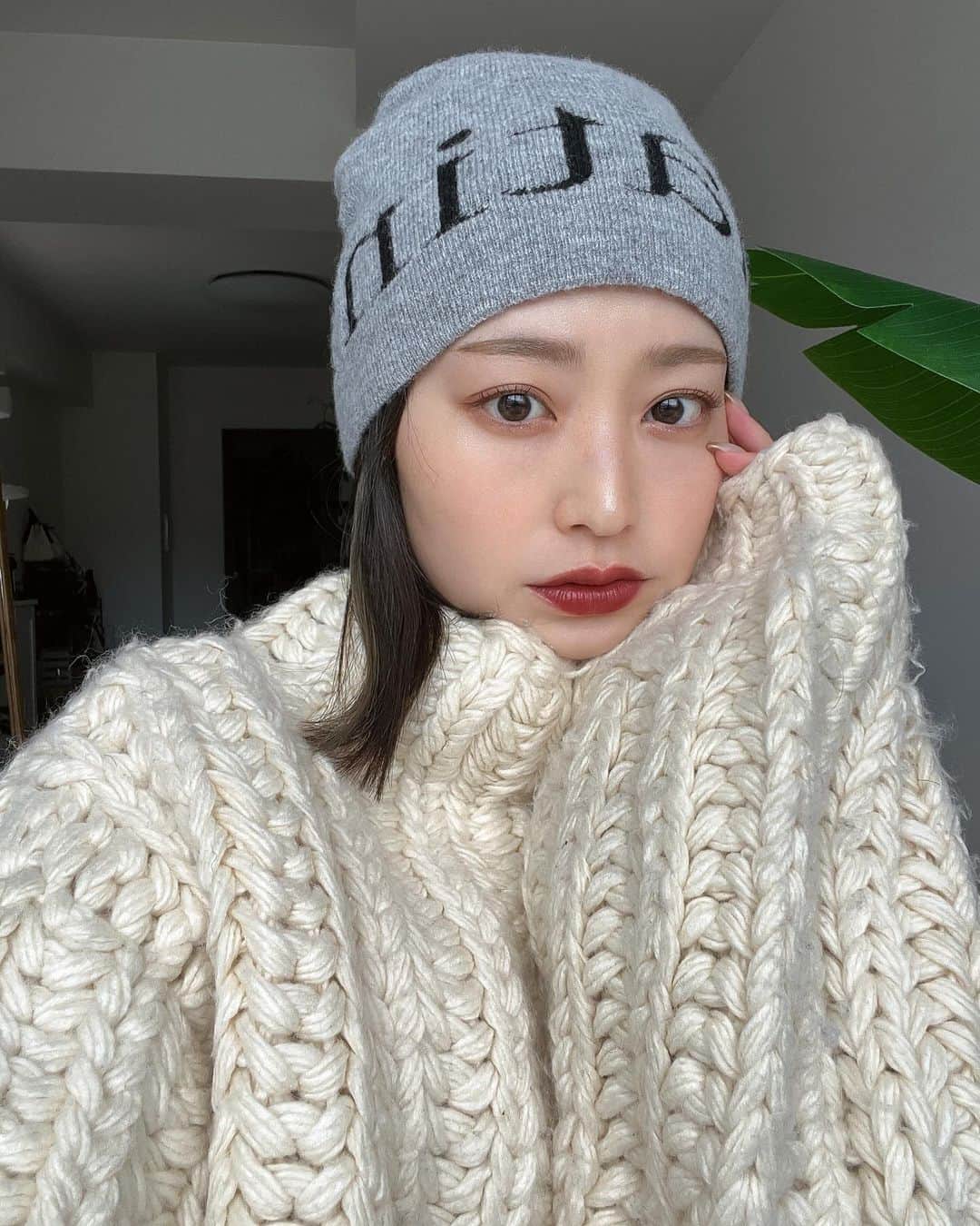 吉田南歩のインスタグラム：「みんなから好評やった昨日のメイク❤️ ㅤㅤㅤㅤㅤㅤㅤㅤㅤㅤㅤㅤㅤ ちょっと濃いめのメイクにしたくて 下もライン引いたのと ピンセットでまつ毛束にしてみた🥰 ㅤㅤㅤㅤㅤㅤㅤㅤㅤㅤㅤㅤㅤ @matinkim_magazine のビーニーも 諦めきれずbuymaでゲット🖐️🌙 ㅤㅤㅤㅤㅤㅤㅤㅤㅤㅤㅤㅤㅤ ニットは @leinwande_official の結構前のやつ🫶🏻 ㅤㅤㅤㅤㅤㅤㅤㅤㅤㅤㅤㅤㅤ #martinkim #leinwande #ビーニー」