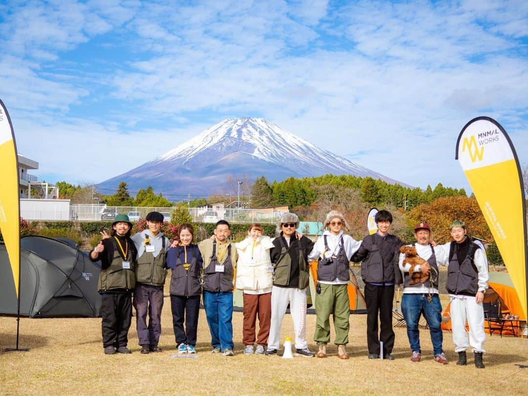 UNBY GENERAL GOODS STOREさんのインスタグラム写真 - (UNBY GENERAL GOODS STOREInstagram)「MINIMAL WORKS 1st INVITATION お越しくださいました親愛なるみなさま、ありがとうございました！  最終日は快晴、 @minimal_works 本国チームもかけつけてくださり、 たくさんのご協力をいただきました。(😭🤝)  MINIMAL WORKS.jpとUNBYのホームページ、ではイベントレビュー記事を掲載予定、GO OUT、CAMP HACKのみなさまにもご協力いただきまして、来月にはイベントの雰囲気など伝わる記事が掲載される予定です。  MINIMAL WORKSの製品にかける情熱に恋したユーザーさまと分かち合う価値観は、得難い感動がありました。  また、必ずみなさまとお会いしたい、そう感じさせていただいた2日間。またレビューさせていただきます。  まずは取り急ぎ、本日のお写真、3枚目はスタッフ写真と🗻です(あ、点火のプロ🔥もいる！)  . . . . . #mwjpインビテーション  #mwjp  #minimalworks @minimal_works_jp  #mwjpインビテーション」11月26日 20時42分 - unby_official