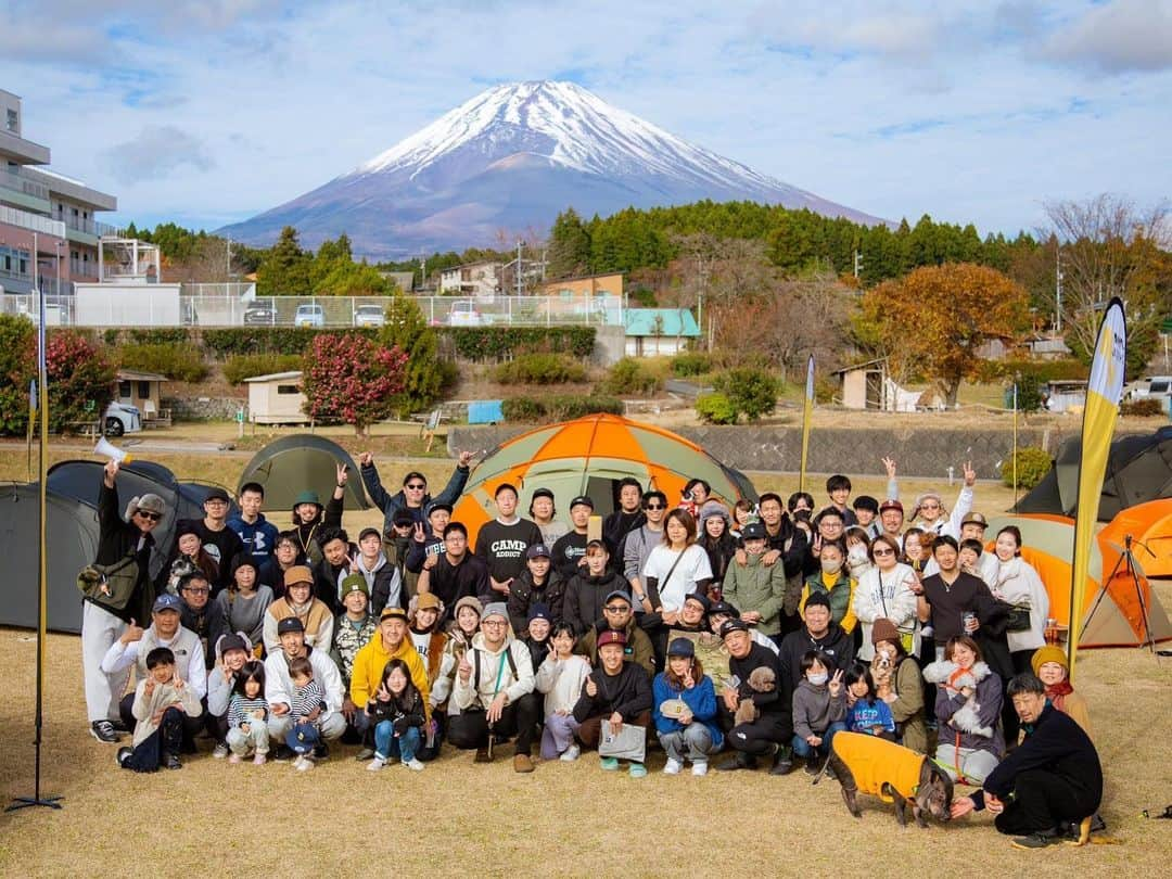 UNBY GENERAL GOODS STOREさんのインスタグラム写真 - (UNBY GENERAL GOODS STOREInstagram)「MINIMAL WORKS 1st INVITATION お越しくださいました親愛なるみなさま、ありがとうございました！  最終日は快晴、 @minimal_works 本国チームもかけつけてくださり、 たくさんのご協力をいただきました。(😭🤝)  MINIMAL WORKS.jpとUNBYのホームページ、ではイベントレビュー記事を掲載予定、GO OUT、CAMP HACKのみなさまにもご協力いただきまして、来月にはイベントの雰囲気など伝わる記事が掲載される予定です。  MINIMAL WORKSの製品にかける情熱に恋したユーザーさまと分かち合う価値観は、得難い感動がありました。  また、必ずみなさまとお会いしたい、そう感じさせていただいた2日間。またレビューさせていただきます。  まずは取り急ぎ、本日のお写真、3枚目はスタッフ写真と🗻です(あ、点火のプロ🔥もいる！)  . . . . . #mwjpインビテーション  #mwjp  #minimalworks @minimal_works_jp  #mwjpインビテーション」11月26日 20時42分 - unby_official