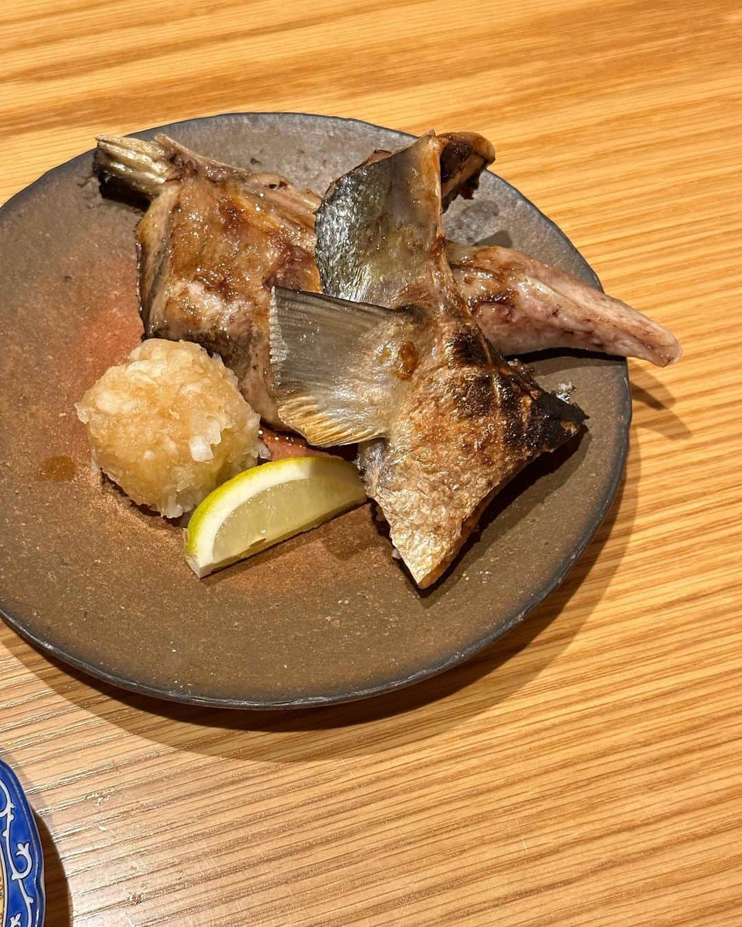 西村彩香さんのインスタグラム写真 - (西村彩香Instagram)「.  金沢食い倒れツアー楽しかったー☺️  1. 薄手のショートコートで十分暖かった1日目 2. logic 全部軽めでカロリー0 3. まいもん寿司 4. 東出珈琲まさかの休み 5. ブリ釜が美味しすぎて取り合い 6. 東出珈琲の🍮リベンジ成功 7. 麺屋大河のイカ墨ラーメン美味しすぎ 8. 腹パンからの第7ギョーザ 9. 1人だけ下手すぎた九谷焼絵付け体験 10. 西村浦骨」11月26日 20時42分 - leimoni_n