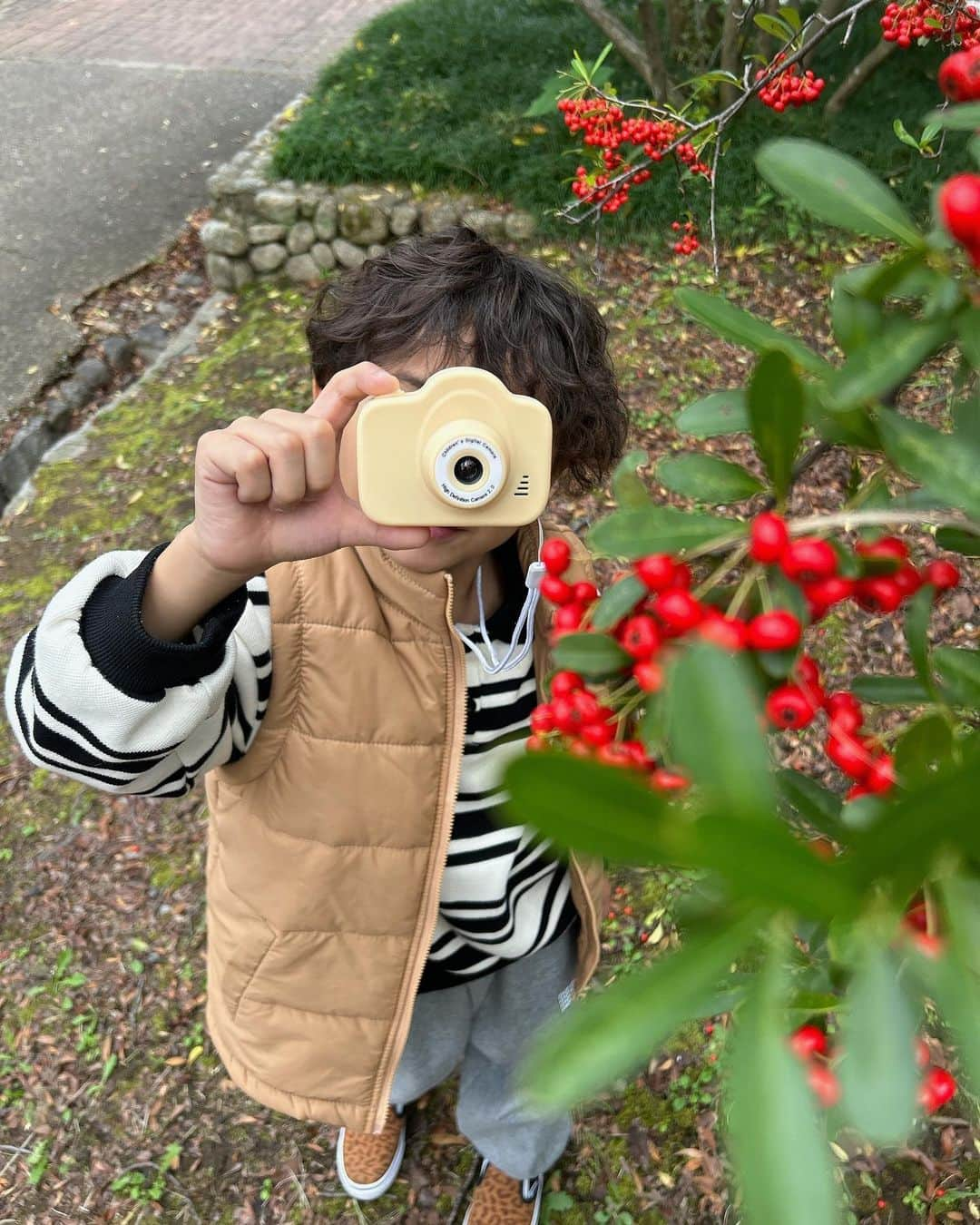 渚さんのインスタグラム写真 - (渚Instagram)「.  息子のお気に入りカメラ💛 @minipic.jp のキッズカメラ📷✨ パステルカラーが可愛い😍 ブルーとピンクもあるよ🩵🩷  写真や動画インカメでも撮れるし フレームやフィルターも変えれて もういろんなものたくさん撮って 楽しんで使ってる👦🏻💛  これ他のメーカーと比べて 電池容量が大きくて長く使えて スマホ転送のためのカードリーダーが 最初から付属しててよかった✨  ラッピングも無料でしてくれるから クリスマスプレゼントとかにもおすすめ🎄🎁  .  #PR#minipic#ミニピク #キッズカメラ#トイカメラ #こどもが自分で残す成長記録」11月26日 20時43分 - naginchu1218