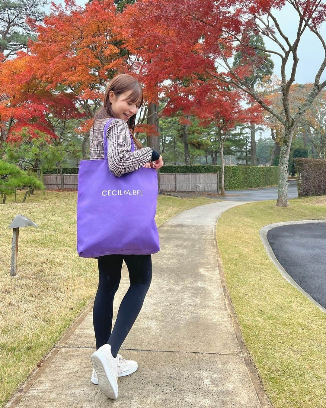 高沢奈苗のインスタグラム：「.  冬のゴルフは荷物が多くなるっ👜❄️  カードバッグだけでは入りきらないから サブバッグもコースに持参するよ🙋‍♀️  @cecilmcbee_green のトートバッグ 軽量でたくさん入る💜  私はこの中にブランケットにホッカイロ、レッグウォーマー、ニット帽などなど…  カラバリたくさんあって迷って〜 パープルにしました💜かわいい🥰  .  .  #cecilmcbeegreen #golf #golfbag #bag #セシルマクビーグリーン #セシルゴルフ #ゴルフ女子 #トートバッグ #エコバッグ #サブバッグ #セシルマクビーバッグ #ゴルフ女子 #紅葉 #PR」