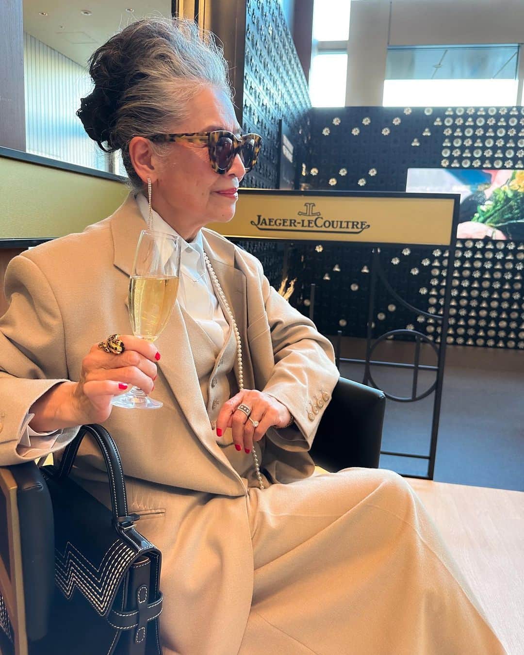 内藤朝美のインスタグラム：「@jaegerlecoultre JAEGER-LECOULTRE [THE 1931 CAFÉ] reception at midtown Tokyo ☕️🥂⌚️ #jaegerlecoultre   世界を代表する時計マニュファクチュールであるジャガー•ルクルトが、アールデコのデザインを象徴する『レベルソ』をテーマに世界の主要都市を巡る[THE 1931 CAFE]を開催。  東京はミッドタウンに黒を基調としたモダンなカフェスペースと共に、マルチメディアクリエーターのブレンディ・ワイディンガーとの芸術的コラボレーション、「1931 GOLDEN FLOWERS」のアートウォールも展示されており、最高級時計とアート、コーヒーの香りが織りなすとても素敵な空間を堪能させて頂きました。  偶然ジュエリーデザイナーの @dainanakan 君ともお会い出来楽しい一時を過ごさせて頂きました。  カフェスペースは東京ミッドタウン ガレリアB1です。素敵な空間を堪能してみて下さいませ❣️  #JaegerLeCoultre  #ReversoStories  #PR  @marikoinsta さんありがと~♡」