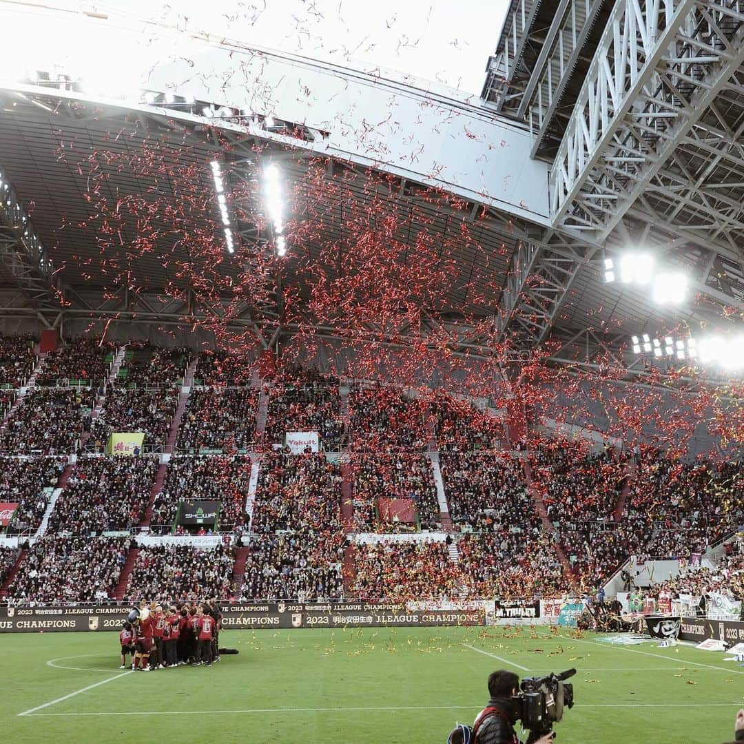 正中雅子のインスタグラム：「@visselkobe ⚽️🔥🏆🥇  昨日の試合で優勝が決まって大興奮😭🔥❤️  感動をありがとうー❤️❤️❤️❤️  みんなの笑顔が眩しかったよ😭✨🫶  子供達はもちろん私たち大人いつまでもも全力で頑張りたいー！🦍一致団結は得意🦍🦍🦍  @mitsuko_0315  @chika.morimatsu  @urako0618  @yuiram も別の席にいて応援してた📣BBA達にも夢をありがとう🫰  最後の写真は、テレビに映ってたみたいやけども夫ではなく夫の会社のスタッフです📺爆😂(まさかの夫がフレームアウトしてたオチ)  #サッカー#Jリーグ #神戸バンザイ」