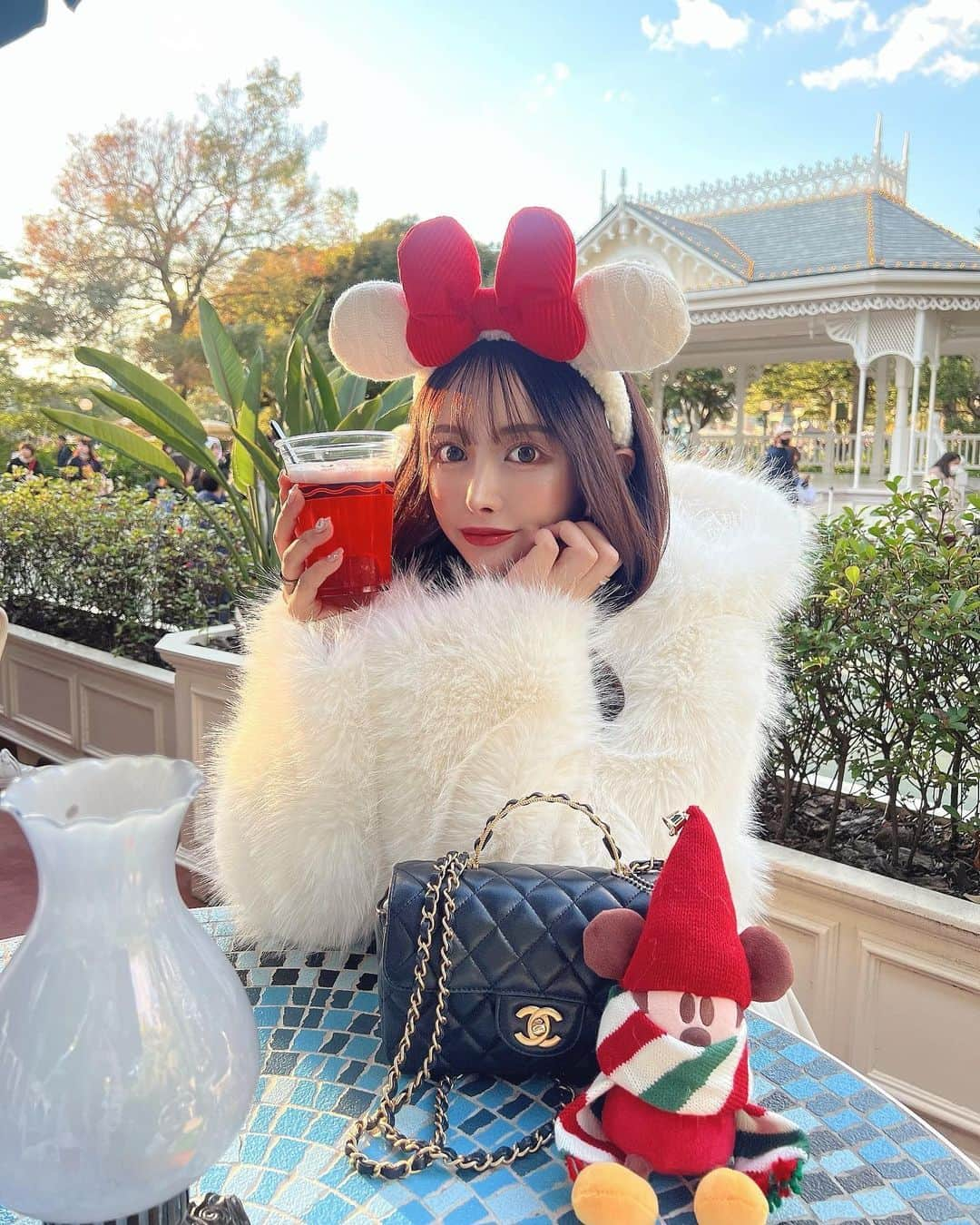 SHIHOのインスタグラム：「. . 🎄🩷🎄🩷🎄🩷🎄🩷🎄 . . Christmas DISNEY🤍 . あったかいワイン🍷飲んでるかと思いきや ストロベリービールです🍓🍓笑 . . .」