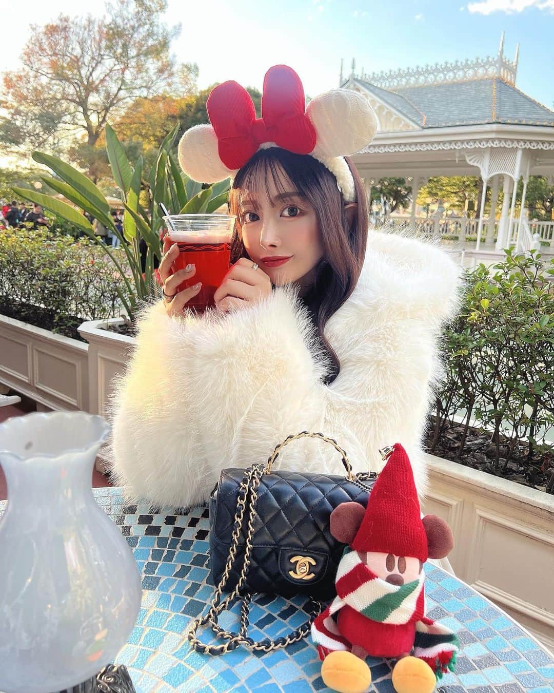 SHIHOさんのインスタグラム写真 - (SHIHOInstagram)「. . 🎄🩷🎄🩷🎄🩷🎄🩷🎄 . . Christmas DISNEY🤍 . あったかいワイン🍷飲んでるかと思いきや ストロベリービールです🍓🍓笑 . . .」11月26日 20時44分 - cham_pipi