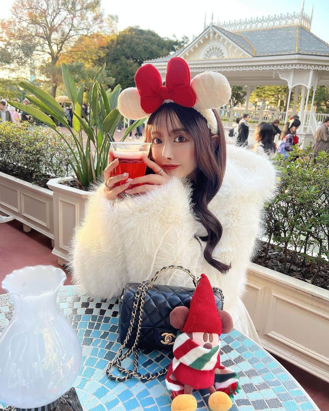 SHIHOさんのインスタグラム写真 - (SHIHOInstagram)「. . 🎄🩷🎄🩷🎄🩷🎄🩷🎄 . . Christmas DISNEY🤍 . あったかいワイン🍷飲んでるかと思いきや ストロベリービールです🍓🍓笑 . . .」11月26日 20時44分 - cham_pipi