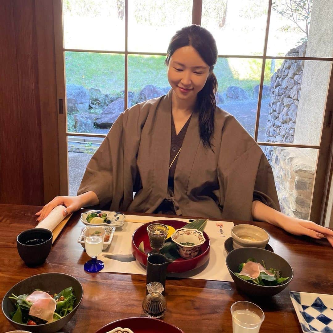 李到華のインスタグラム：「미슐랭 원스타였던 #잇코텐 #가이세키  조식도 좋았는데 당일 예약이라 저녁 못 먹은게 진짜 억울..🥺 그래도 1:1 접객 받으면서 프라이빗한 식사는 즐거웠다 복층으로 된 숙소는 너무 예뻤으나 2명에겐 침대 5개가 불필요해서 다음엔 작은 룸으로 다시 한번 가보기로 유후인 가시는 분 잇코텐은 무조건 이에용 🫶  📌 일본 료칸 당일예약은 식재료가 구비되지 않아서 저녁 가이세키가 제공되지 않을수 있으니  꼭 알아보고 미리 예약하시고 가세용!!」