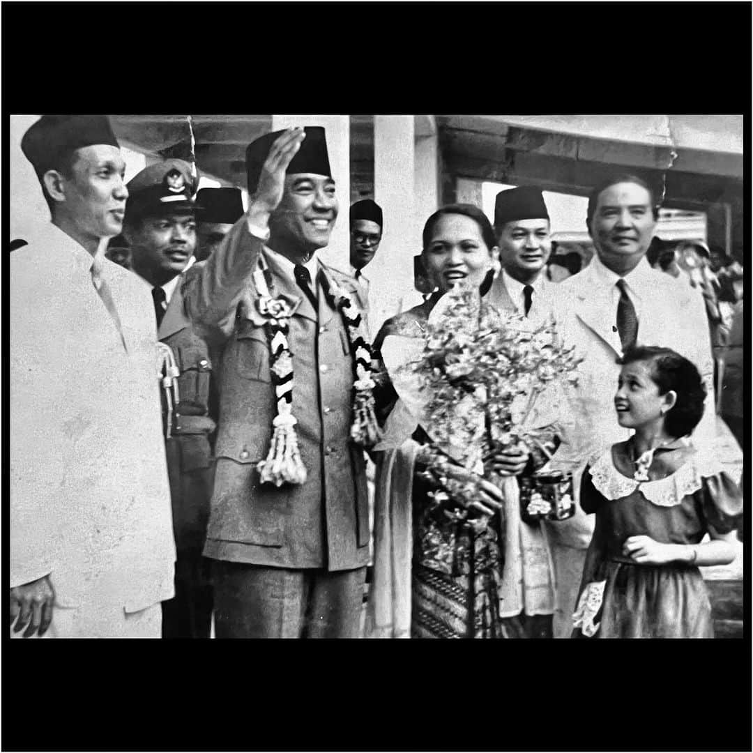 Ashantyのインスタグラム：「My Mom Hj Farida Siddik ( paling kanan ) umur 11 tahun terkesima melihat Presiden Sukarno 🇲🇨 Sebelah kiri my Grandfather Prof Dr KH Abdullah Siddik SH dan  no 2 dari kanan My Grandmother Hj Sutimah Siddik - Al Fatihah... ❤️❤️❤️」