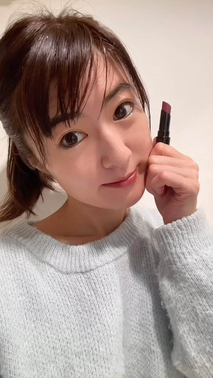 土屋智香のインスタグラム：「ヴィセ ネンマクフェイク ルージュ💄    粘膜のような色とツヤがピタッと密着して一体化、むっちりとした色気のある唇が長時間つづくルージュ！  シンプルでカッコいいデザイン。  ルージュは、めちゃくちゃセクシーなカラー🩷 BR350にしたよ⭐️  軽い塗り心地が良くて色気唇完成⭐️ ６種類だから好きなカラーさがしてね🩵   #PR #初回利用者限定 #osina #推品買い #osinaでコスメ無料 #最強推しコスメ」