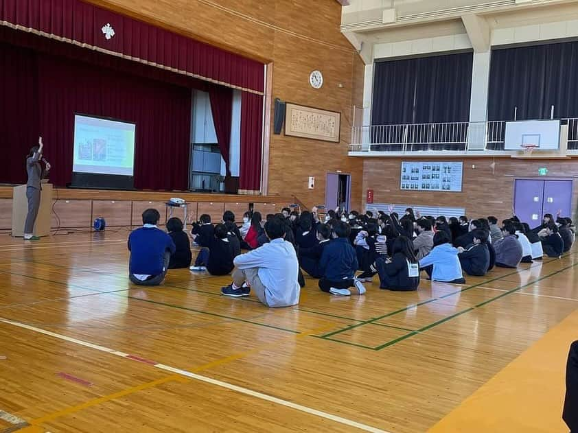 我孫子智美さんのインスタグラム写真 - (我孫子智美Instagram)「2023.11.14 守山市立中洲小学校 人権講話  最初は小学4〜6年生の皆さんに その後、保護者の皆さんにお話しさせていただくという 初めてのスタイル  視点が違うから もちろん伝え方や内容も変わるわけで  でも伝えたい大きなテーマは同じ  そして私自身のテーマも同じ  challenge  準備は大事 だけど失敗を恐れすぎずに そのために仲間がいる だから出会いと人を大切に  今年度、2回もお呼びいただけたことに感謝します✨ 本当にありがとうございました😊  #守山市  #中洲小学校  #人権  #講話  #授業」11月26日 20時57分 - tomomomiabiko