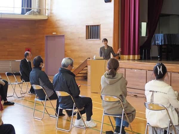 我孫子智美さんのインスタグラム写真 - (我孫子智美Instagram)「2023.11.14 守山市立中洲小学校 人権講話  最初は小学4〜6年生の皆さんに その後、保護者の皆さんにお話しさせていただくという 初めてのスタイル  視点が違うから もちろん伝え方や内容も変わるわけで  でも伝えたい大きなテーマは同じ  そして私自身のテーマも同じ  challenge  準備は大事 だけど失敗を恐れすぎずに そのために仲間がいる だから出会いと人を大切に  今年度、2回もお呼びいただけたことに感謝します✨ 本当にありがとうございました😊  #守山市  #中洲小学校  #人権  #講話  #授業」11月26日 20時57分 - tomomomiabiko