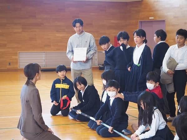 我孫子智美のインスタグラム：「2023.11.14 守山市立中洲小学校 人権講話  最初は小学4〜6年生の皆さんに その後、保護者の皆さんにお話しさせていただくという 初めてのスタイル  視点が違うから もちろん伝え方や内容も変わるわけで  でも伝えたい大きなテーマは同じ  そして私自身のテーマも同じ  challenge  準備は大事 だけど失敗を恐れすぎずに そのために仲間がいる だから出会いと人を大切に  今年度、2回もお呼びいただけたことに感謝します✨ 本当にありがとうございました😊  #守山市  #中洲小学校  #人権  #講話  #授業」