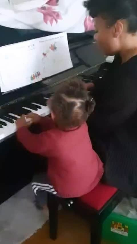 Emeli Sandéのインスタグラム：「River’s first piano lesson turned into a singalong of his fave ❤️🌅」