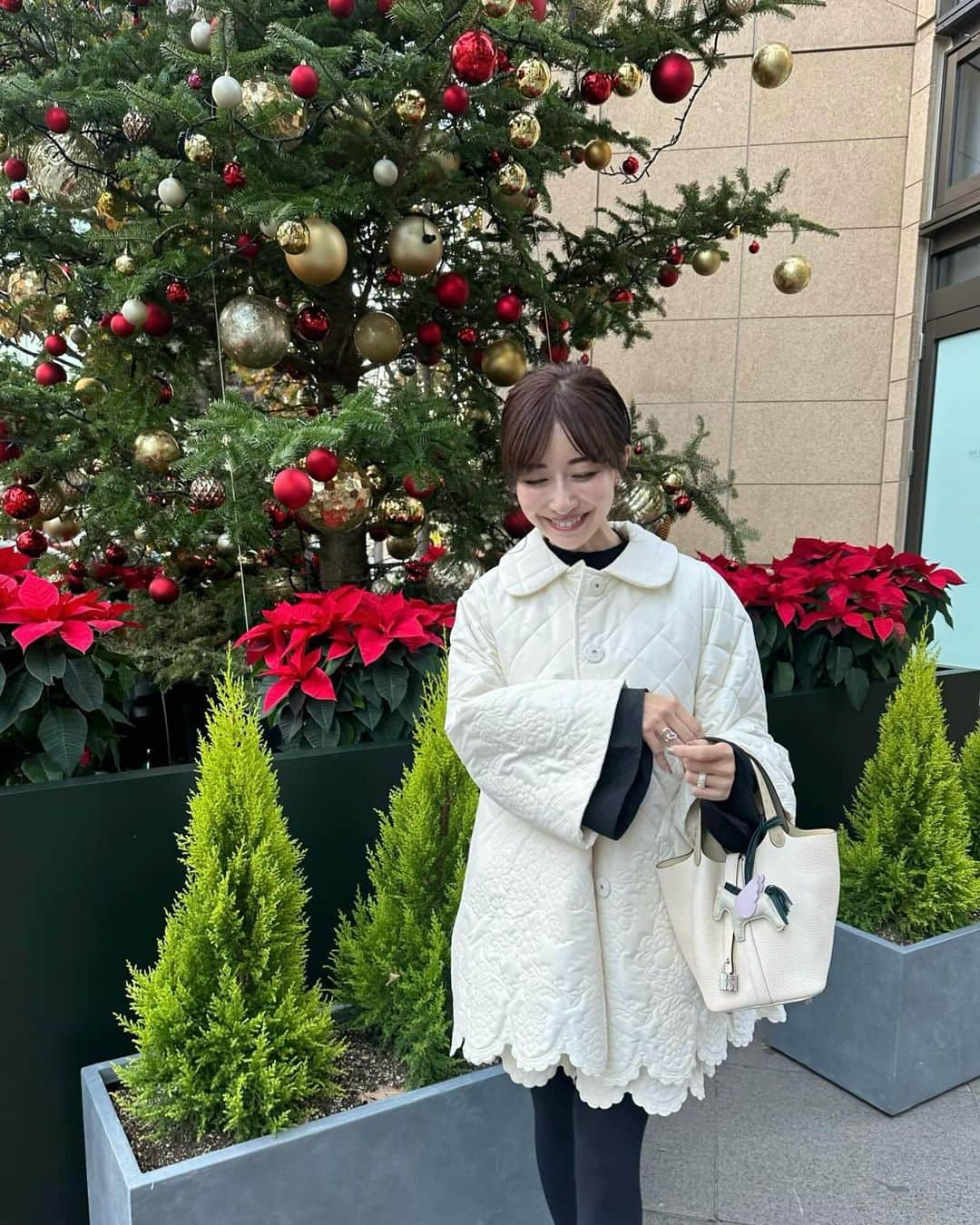 水野佐彩さんのインスタグラム写真 - (水野佐彩Instagram)「・ 🎄🎄🎄🎄🎄🎄🎄🎄🎄 @chesty_official  @chestystyle_official   このアウターとショートパンツのセットアップ 本当に本当に可愛くない？🥺🤍 展示会一目惚れアイテム。 クリスマスツリーがたくさん並ぶ街を歩いていて このアウター買ってよかった〜って心底感じた☺️🤍 その日1日笑顔にさせてくれるお洋服って たまに出逢えるととってもhappyだよね🥰🥰 　  #sサイズコーデ #chesty #チェスティ」11月26日 20時49分 - saaya_mizuno