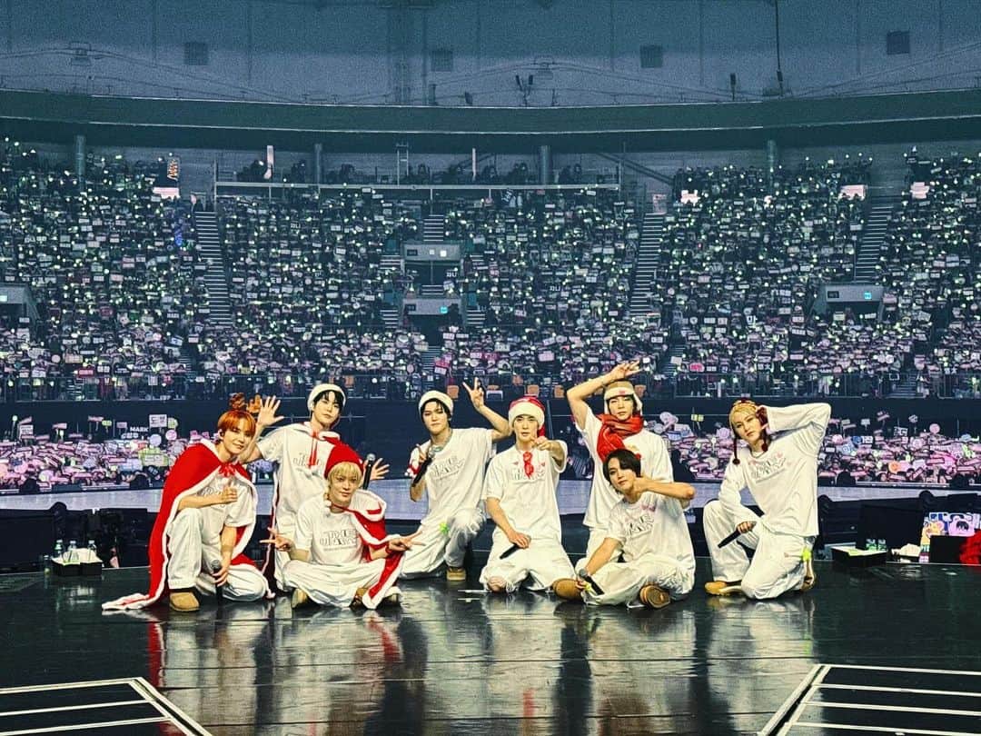 NCT 127のインスタグラム：「안녕하세요 울보들입니다  우리 시즈니 마음 아프게 해서 너무 미안해요  제가 마지막에 말했던 것 처럼 결코 슬퍼서가 아닌 너무 행복해서 그랬던거니깐 너무 걱정하지 말구 그만큼 얘네가 행복하구나 생각해주셨으면 좋겠어요 이팀을 그만큼 사랑하고 우리 시즈니들을 사랑하는거니깐요 다들 주말까지도 응원해주고 즐겨주셔서 고마워요 !!! 그럼 또 다시 만나는 날 부르러 와요 !!! - #TAEYONG   #NCT127 #NEOCITY #NEOCITY_THE_UNITY #NCT127_NEOCITY_THE_UNITY」