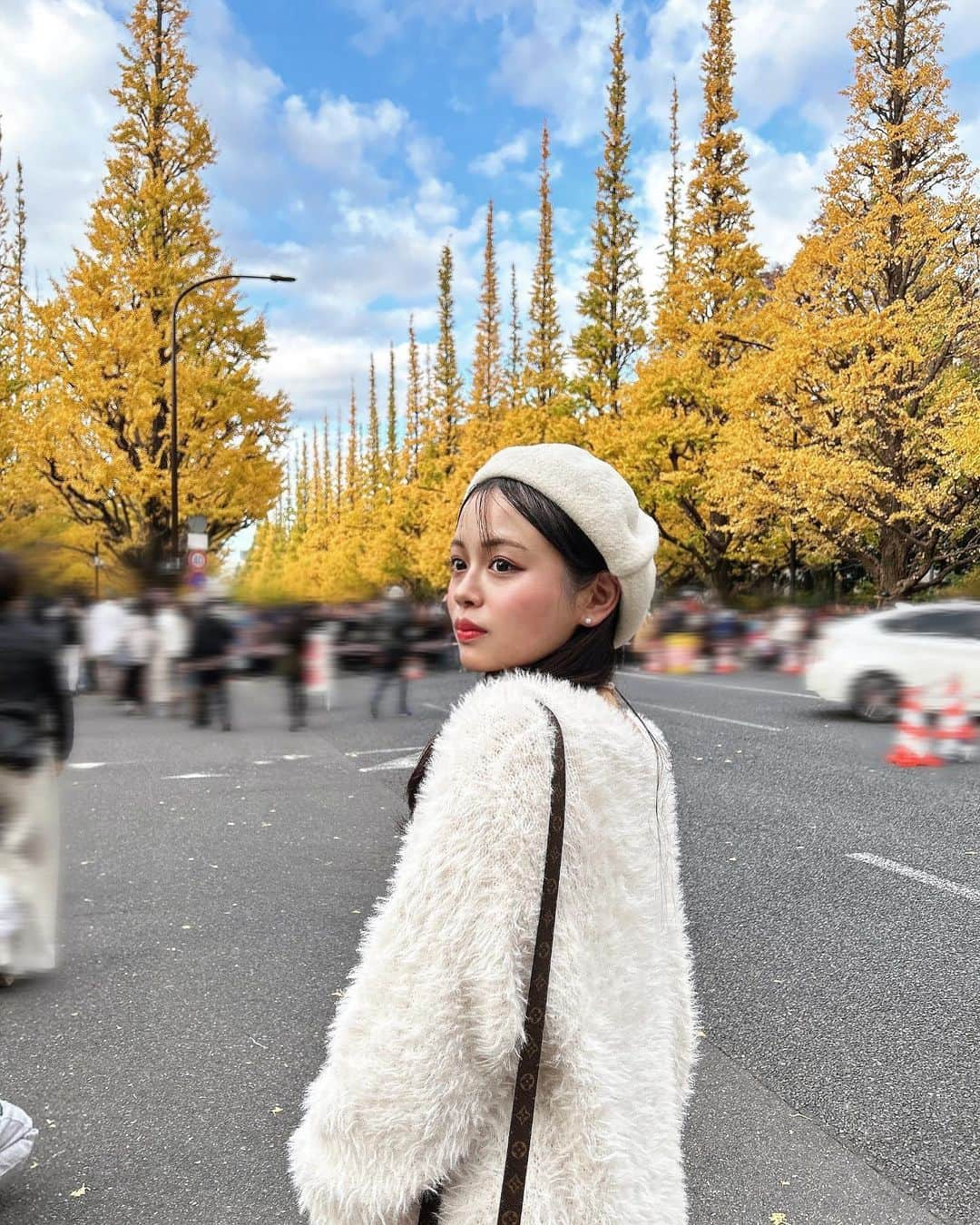 渡邉鈴音のインスタグラム：「いちょう並木第二弾💛  紅葉は目の保養でした🍁 来年も絶対いきたい‼︎  モコモコのカーディガンは去年買った  @niceclaup_official_  の洋服、 モコモコで気持ちいいのです⛄️  明日からまた一週間頑張りましょう(^^)  #イチョウ並木 #外苑前 #外苑前いちょう並木 #紅葉 #紅葉スポット #もこもこ #トップス #アウター #カーディガン」