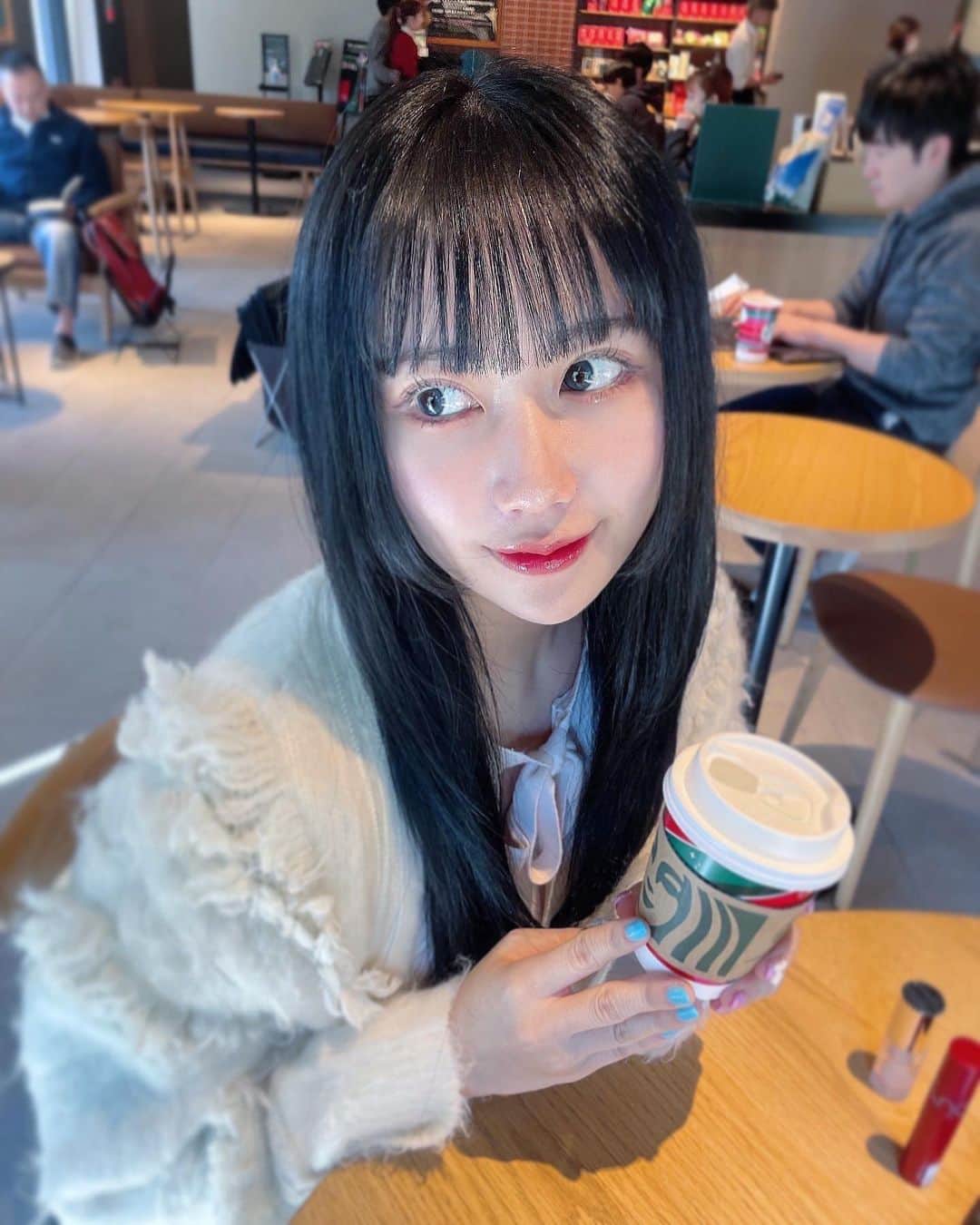 上野遥さんのインスタグラム写真 - (上野遥Instagram)「ちょっぴりイメチェンしました🤍  衝動的に前髪ぱっつんにして、 その流れで４年ぶりの姫カットですっ🎀 いぇい🫶🏻  そんなそんな本日は HKT4812周年🎂  メンバー、スタッフさん、そしてファンの皆様。 みーーーんなおめでとうございます💐  1日ずっとおめでたい気持ちで、 いつも以上にHKT48のことが愛おしか思います🫶🏻 考えるだけで幸せになれる魔法の存在！！ これまでもこれからもずーっと大好きです！！  #hkt48ファミリー #hkt12周年」11月26日 20時55分 - harutan.pink
