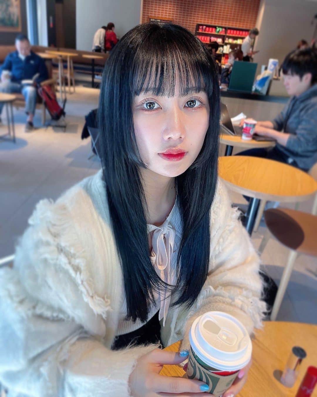 上野遥さんのインスタグラム写真 - (上野遥Instagram)「ちょっぴりイメチェンしました🤍  衝動的に前髪ぱっつんにして、 その流れで４年ぶりの姫カットですっ🎀 いぇい🫶🏻  そんなそんな本日は HKT4812周年🎂  メンバー、スタッフさん、そしてファンの皆様。 みーーーんなおめでとうございます💐  1日ずっとおめでたい気持ちで、 いつも以上にHKT48のことが愛おしか思います🫶🏻 考えるだけで幸せになれる魔法の存在！！ これまでもこれからもずーっと大好きです！！  #hkt48ファミリー #hkt12周年」11月26日 20時55分 - harutan.pink