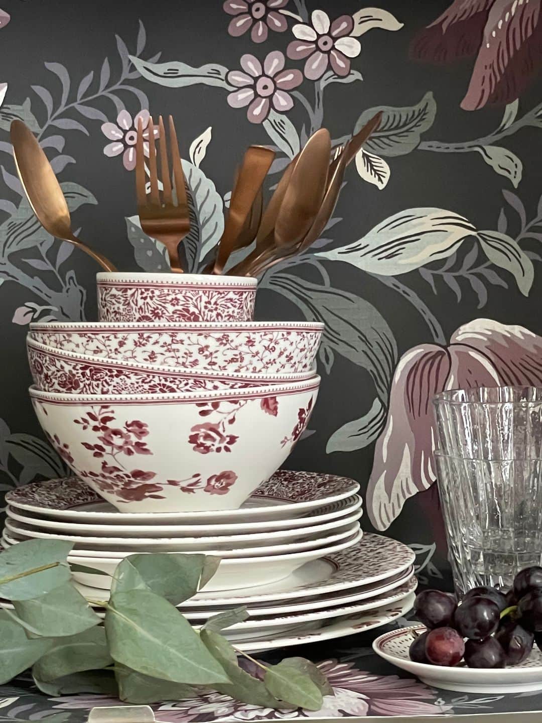 ローラアシュレイのインスタグラム：「It's hosting season. ✨⁣ ⁣ Create a beautiful tablescape with our brand new Damson Collectables dinnerware range. Adorned by iconic prints from the Laura Ashley archive,  this striking range will be the perfect addition to your dinner table come Christmas time.⁣ ⁣ Now available at @johnlewis in-store and online.」