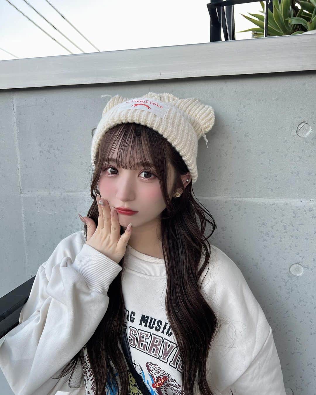 小川奈々子のインスタグラム：「⁡ ⁡ 耳の生えた帽子にハマっています🐱 ⁡この日の前髪調子よすぎるな✂️  #fashion  #패션  #데일리#셀카 #팔로우 #오오티디  #셀카 #카페#fyp ⁡ #shein購入品」