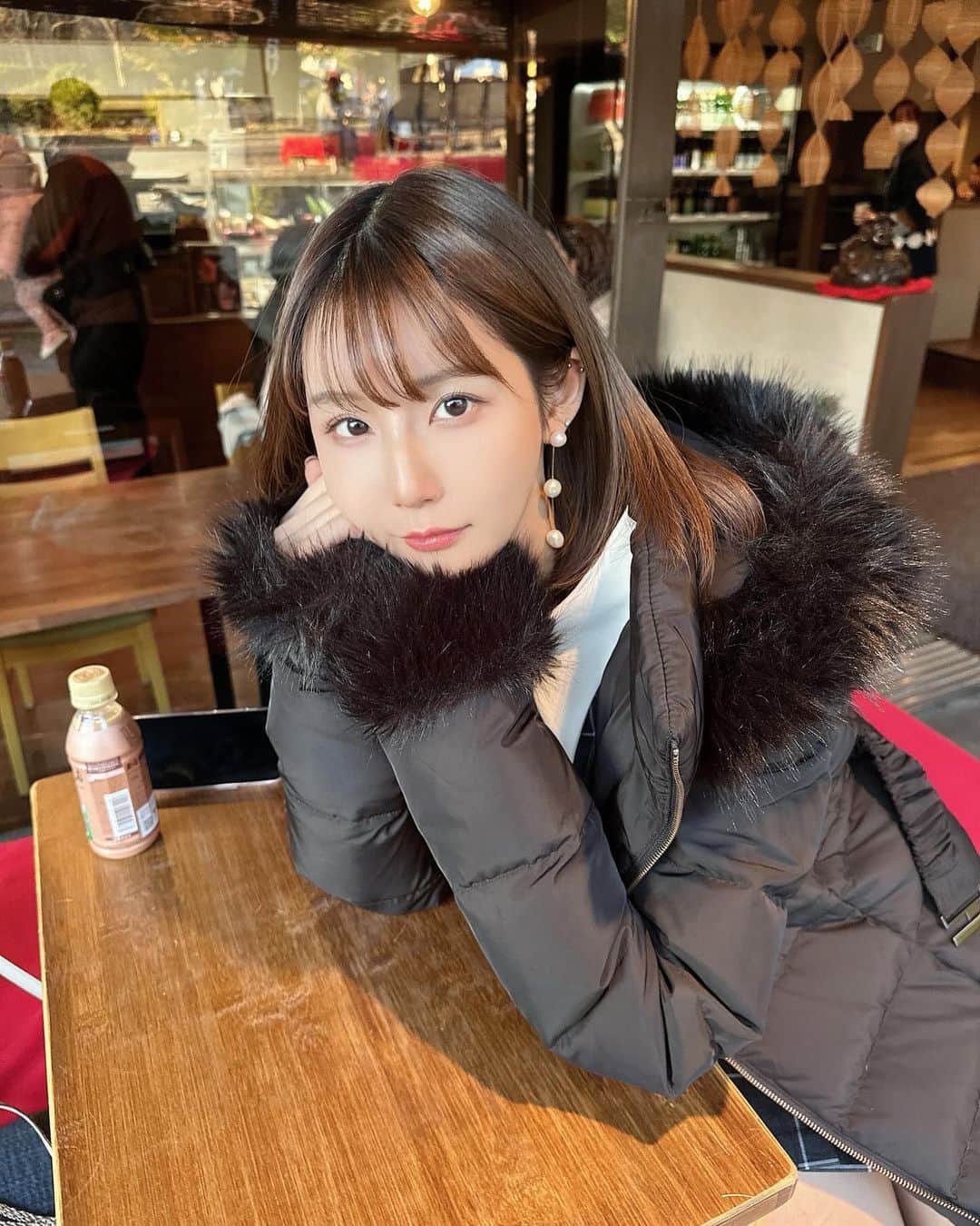 蒼川愛のインスタグラム：「すっかり冷え込んだ秋の京都🍁 イベントで日帰りだったけど、美味しいご飯と澄んだ空気に癒されました🫶🏻 京都とっても良い場所だな〜またゆっくり神社巡りしに来たいな☺️☺️ . アウターは @resexxy_official です⛄️ 軽くて暖かくて、太ももすっぽり隠れる長さなので、膝上丈のボトムとの相性も🥰◎◎ . . . #アウター #ダウン #ダウンコート #リゼクシー #resexxy #resexxy_official」