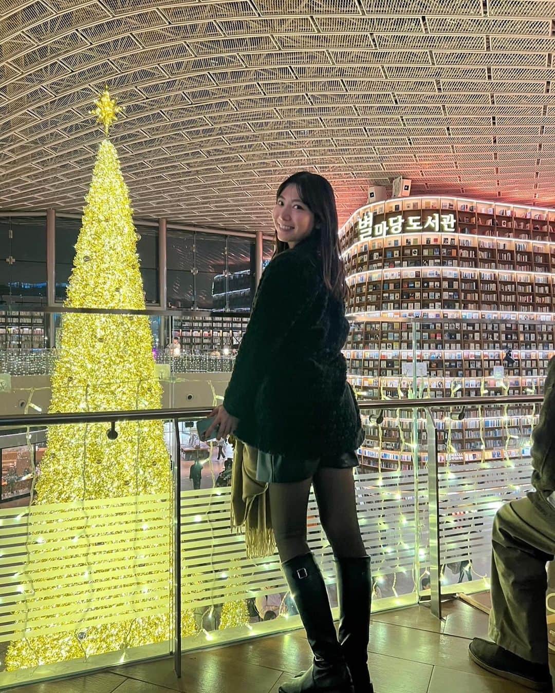 原アンナさんのインスタグラム写真 - (原アンナInstagram)「韓国旅行part２🇰🇷✈️✨  江南にあるショッピングモールCOEXにある図書館『ピョルマダン図書館』が本当にすごかった🙌✨✨✨  事前に写真は見てたんだけど、クリスマスツリーとプロジェクションマッピングもやってて、迫力に感動しちゃいました💓💓  #coex #ピョルマダン図書館 #インターコンチネンタルソウルcoex #クリスマスツリー #韓国旅行」11月26日 20時58分 - annahara821