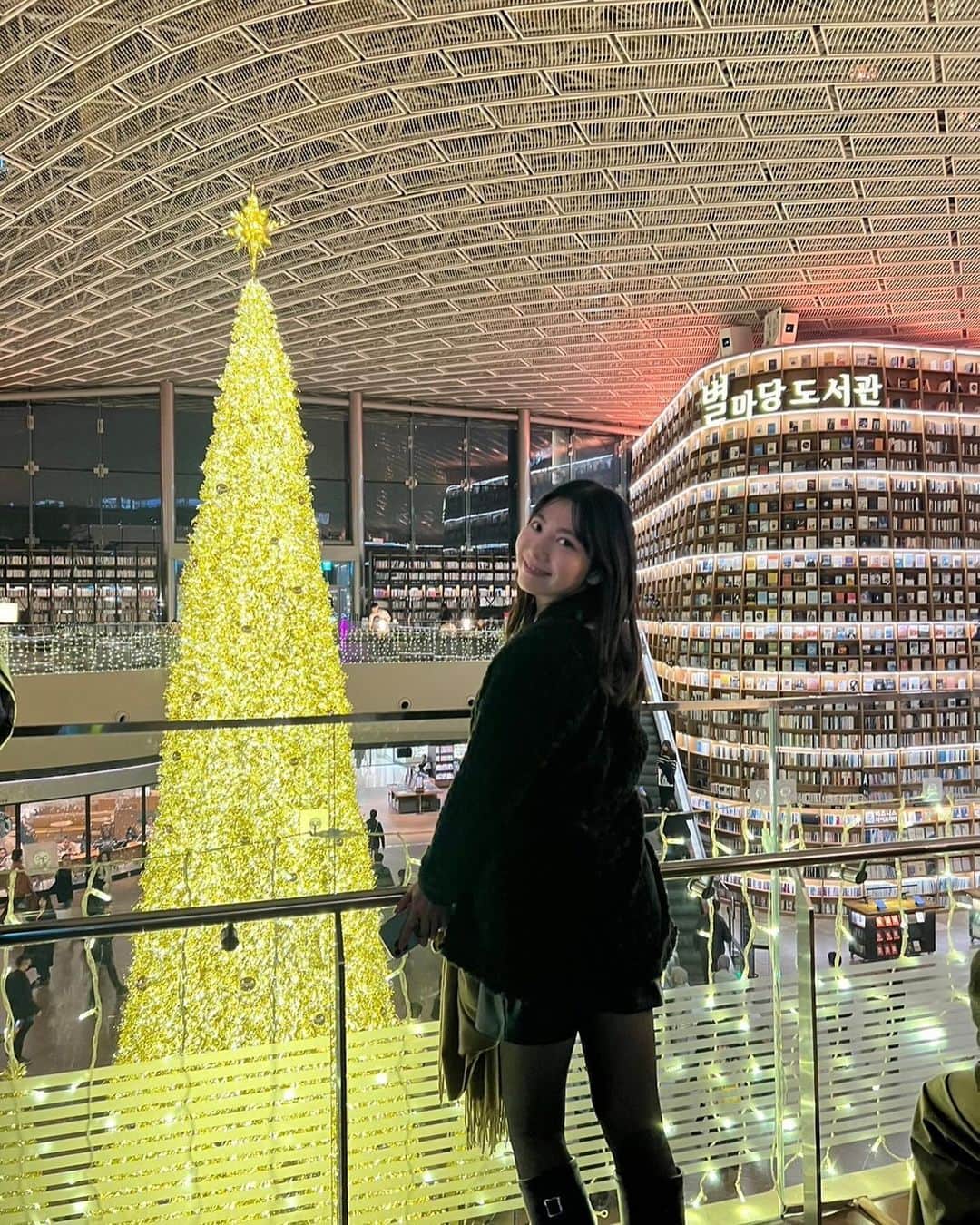 原アンナのインスタグラム：「韓国旅行part２🇰🇷✈️✨  江南にあるショッピングモールCOEXにある図書館『ピョルマダン図書館』が本当にすごかった🙌✨✨✨  事前に写真は見てたんだけど、クリスマスツリーとプロジェクションマッピングもやってて、迫力に感動しちゃいました💓💓  #coex #ピョルマダン図書館 #インターコンチネンタルソウルcoex #クリスマスツリー #韓国旅行」