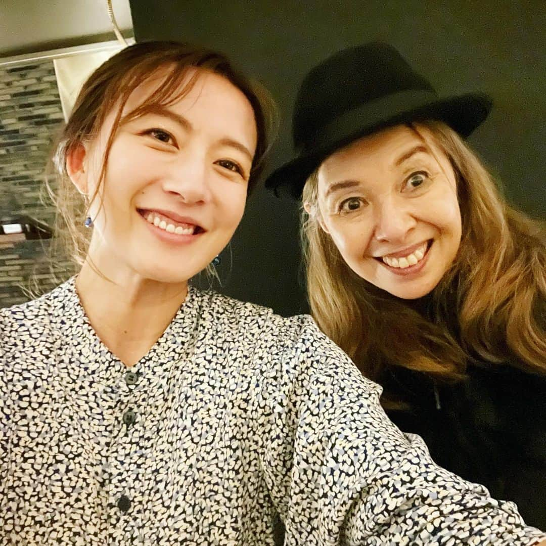 大島由香里のインスタグラム：「阿部知代さん！！ 先日のフジテレビアナウンサー同窓会で久しぶりにお会いできました 7月で定年を迎えられたので、お疲れ様でしたという気持ちと共に｢フジテレビアナウンス室は千代さんがいらっしゃる以前と以後で時代が変わったと思ってます！」と正直な私の気持ちをお伝えしたら『私はキリストか？！』と笑って返されました  今度ゆっくりお酒を御一緒させてください🍷 見上げたら首が痛くなるほどの、積もりに積もった話がありますので……  #フジテレビ #アナウンサー #アナウンス室 #阿部知代 先輩  #唯一無二」