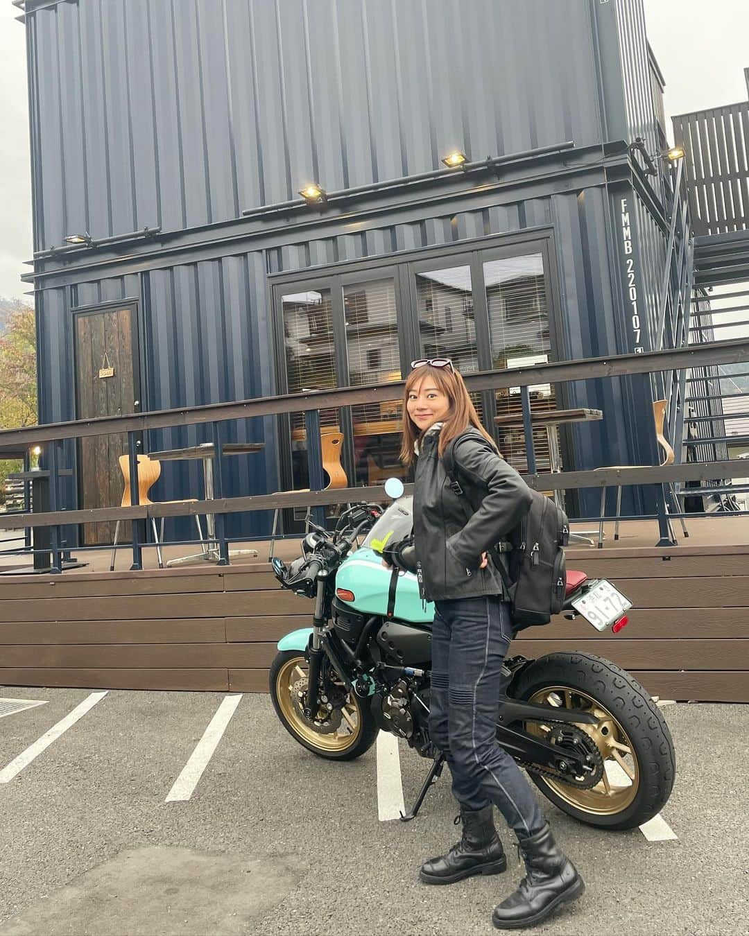 指出瑞貴さんのインスタグラム写真 - (指出瑞貴Instagram)「🏍️🩵🩵 Touring-day. I went to miyagase with daddy and daddy’s friends !  jacket, trainer, pants, ▶︎ #spidi #spidiontrack  Boots ▶︎ #xpd Back pack ▶︎ #michaelkors  父と、父の友人方と、最高気温８度の中ツーリング。笑 ねえー、寒すぎだよー！！笑 寒さが心臓まで沁みた〜🥶🤣🤣  ずっと行ってみたかった @unitedcafe_miyagase ☕️ 世田谷店 @unitedcafe_mc はたまに遊びに行っていたのですが、新店舗へ☺️ 素敵なスタッフさまの元、ゆっくり美味しいご飯とコーヒーで過ごさせてもらいました🥰  おしゃれな外装なので、愛車と写真、撮るよね〜😏🩵  宮ヶ瀬ダム近くまで行って、紅葉みたり🍁 コーナーリングの多い道を通ったり、 満喫しました🥰🥰寒かったけど🥶  父のお友達も、納車したばかりだし私も #xsr700 だし みんなでワイワイしました☺️寒かったけど🥶  バイク揃ってるとかっこいいわぁ〜〜❣️❣️」11月26日 20時59分 - sashidemizuki