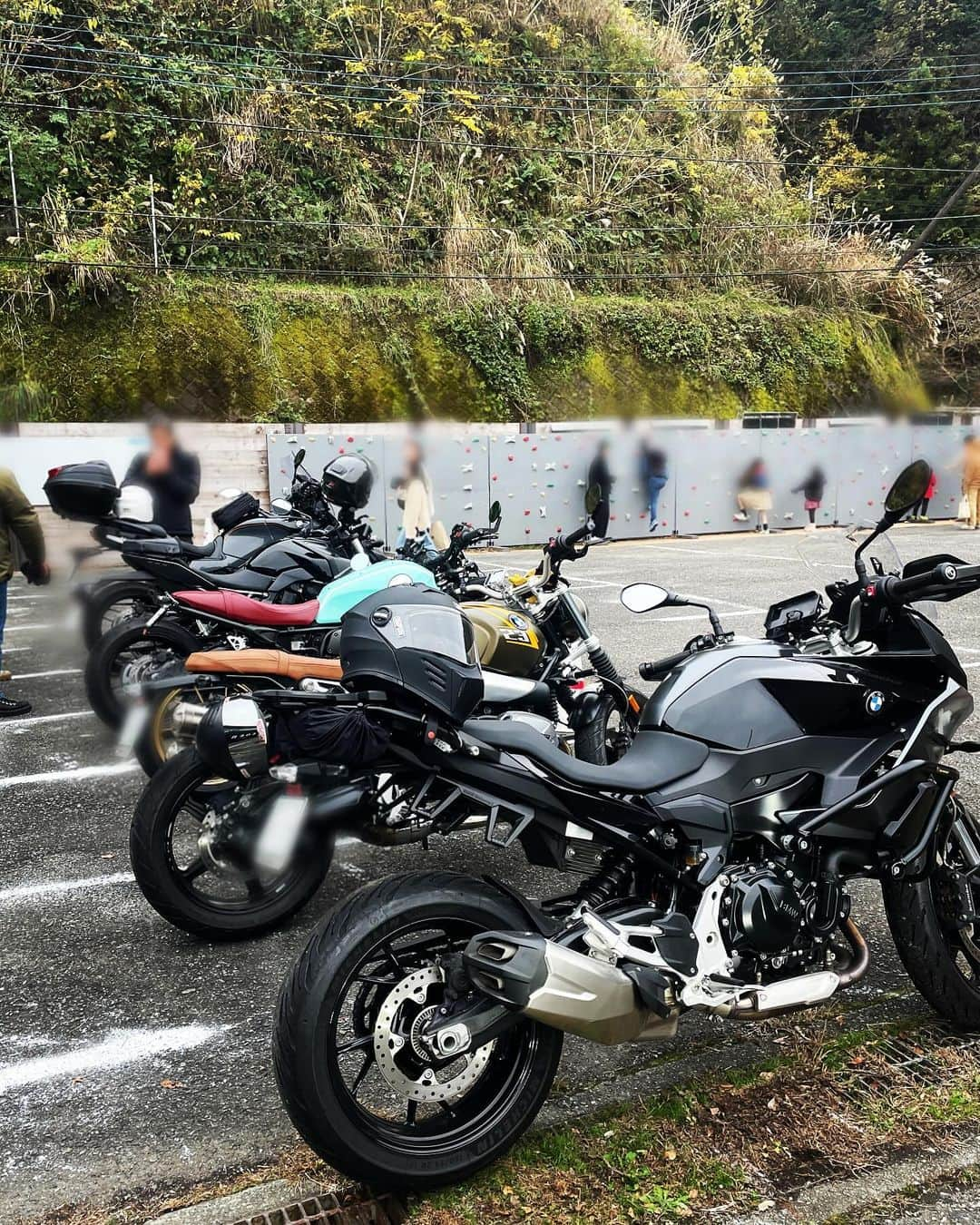 指出瑞貴さんのインスタグラム写真 - (指出瑞貴Instagram)「🏍️🩵🩵 Touring-day. I went to miyagase with daddy and daddy’s friends !  jacket, trainer, pants, ▶︎ #spidi #spidiontrack  Boots ▶︎ #xpd Back pack ▶︎ #michaelkors  父と、父の友人方と、最高気温８度の中ツーリング。笑 ねえー、寒すぎだよー！！笑 寒さが心臓まで沁みた〜🥶🤣🤣  ずっと行ってみたかった @unitedcafe_miyagase ☕️ 世田谷店 @unitedcafe_mc はたまに遊びに行っていたのですが、新店舗へ☺️ 素敵なスタッフさまの元、ゆっくり美味しいご飯とコーヒーで過ごさせてもらいました🥰  おしゃれな外装なので、愛車と写真、撮るよね〜😏🩵  宮ヶ瀬ダム近くまで行って、紅葉みたり🍁 コーナーリングの多い道を通ったり、 満喫しました🥰🥰寒かったけど🥶  父のお友達も、納車したばかりだし私も #xsr700 だし みんなでワイワイしました☺️寒かったけど🥶  バイク揃ってるとかっこいいわぁ〜〜❣️❣️」11月26日 20時59分 - sashidemizuki