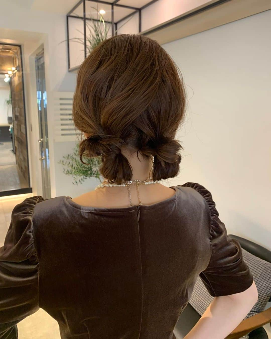 前坂美結のインスタグラム：「大好きな幼馴染の結婚式💗　  . 結婚式お呼ばれヘアアレンジはみらのにお願いした♡  @milanomaesaka   やりすぎず、カジュアルすぎず、ゆるく、 でも大人なイメージで。 私らしいアレンジをしてくれた〜☺️   崩れないように新幹線乗り込んだけど、 心配しなくても全っ然崩れなかった😮✌︎  (寝たりしたけど)  . . なんて幸せな日だ〜💗　 泣いて笑って、あったかくてキラキラな一日になりました♡✨　  . #結婚式お呼ばれ  #ヘアアレンジ  #お呼ばれヘア  #💗  #幸せな気持ち」