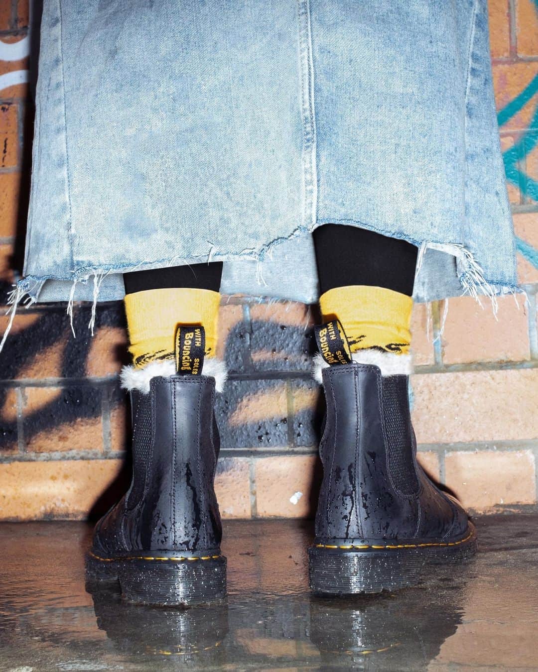 ドクターマーチンのインスタグラム：「Lined with a WarmWair faux fur lining, the 2976 Leonore Chelsea boot is more than a match for the winter. Tough on the outside. Soft on the inside. Reclaim the colder months. Shop via the link in bio.」