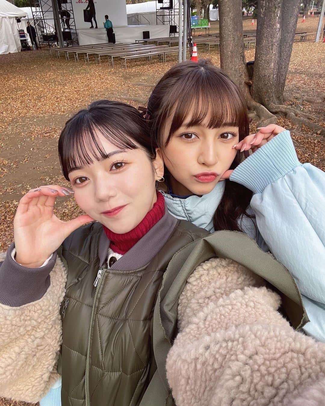 日向未来のインスタグラム：「. ほぼcpであり相方のみちゅ子(@mxx.____29 )💕  ロケバスの席空いてるのに隣に座ってくるんだよ いつもだいたい2人で変な歌とか歌って爆笑してるよ😂  . #王様のブランチ #tbs @mirai_hinata.official」