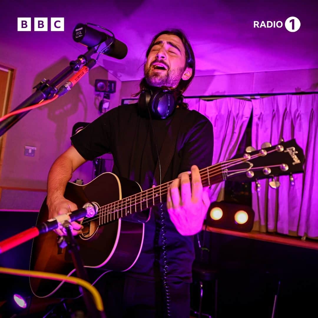 BBC Radioのインスタグラム：「noah kahan's #LiveLounge has been living rent free in my mind all weekend ✨  watch on @bbciplayer 🫶」