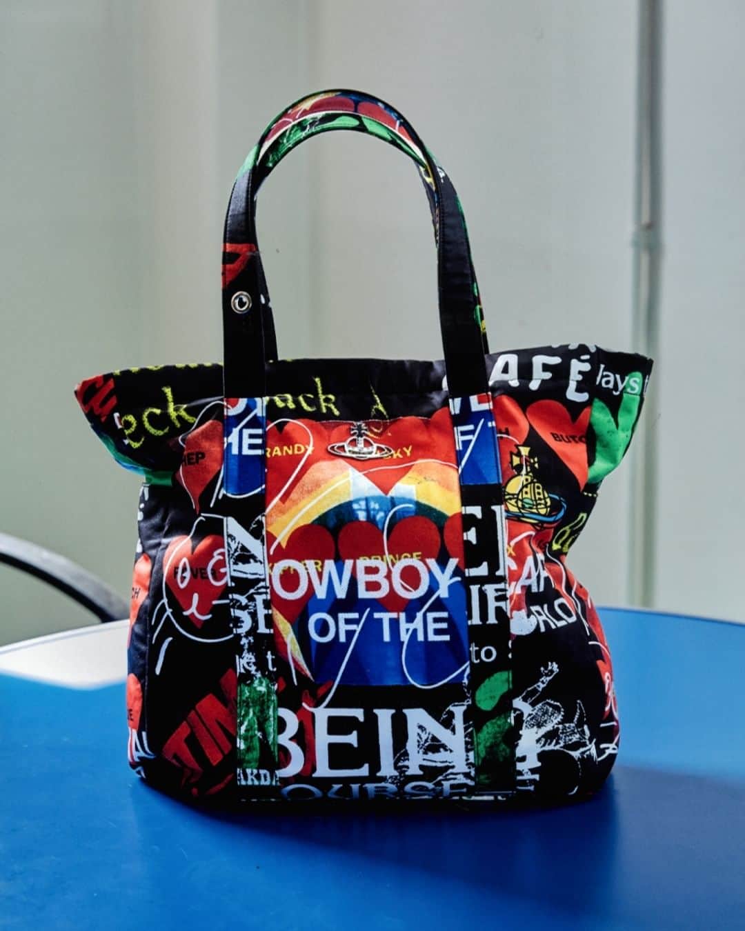 ヴィヴィアン・ウエストウッドのインスタグラム：「今シーズンMURRAY TOTE BAGに取り入れた「Meaningless print」。 ⁠ #VWAW2324 #VivienneWestwood #ヴィヴィアンウエストウッド」