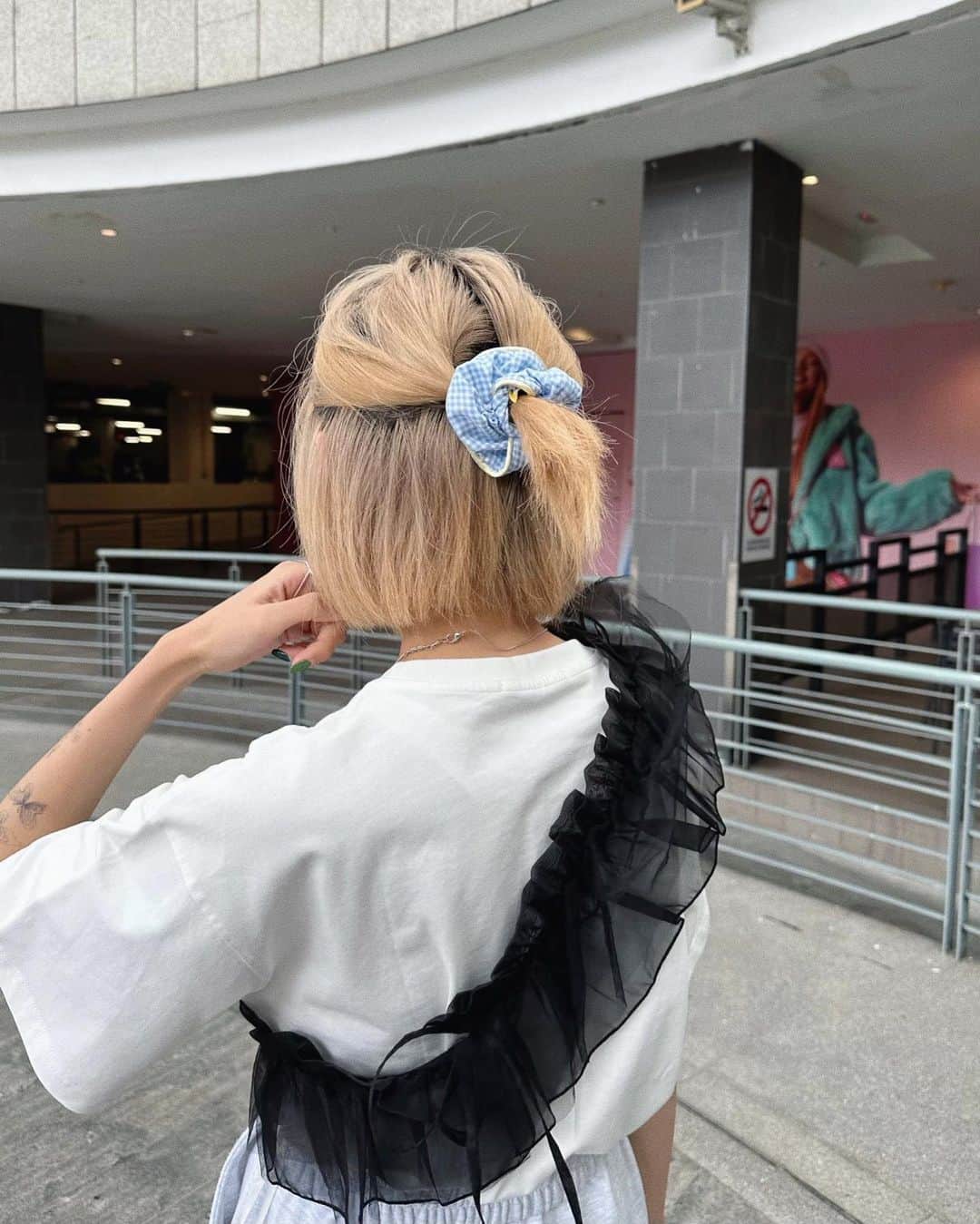 秋山衣梨佳のインスタグラム：「🩵🩵🩵 　 　 ある日のコーデ🌼 お気に入りアイテムばかりの日。 Tシャツもバッグも靴も全部可愛い🩵 　 ネックレスとシュシュは ハイライトの"ERicca"から購入できるよ🛍️ 👉https://erikarin1118.theshop.jp/ 　 商品がちょこちょこ増えたので 予約の締め切りを11/30に伸ばしました！ チェックしてみてね💡 4枚目にある画像が他の商品たち。 　 ハンドカフスも ハイライトからGetできるので要チェック☝️ 　 　 #fashion#code#coordinate#ちゃりふぁっしょん」