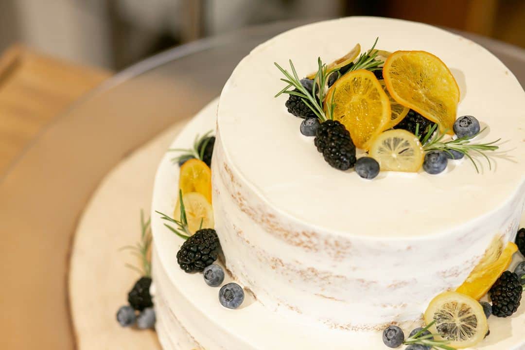 BARN&FOREST148のインスタグラム：「#100年後も語り継がれる結婚式 ・ ・ Color drip cake...*  ブライダルフェアのご予約やお問合せは InstagramのDMでも承っております*  #Colordripcake #カラードリップケーキ #ウエディングケーキ #ウエディングケーキデザイン #フルーツケーキ #千葉花嫁 #ナチュラルウエディング #バーンアンドフォレスト148 #148cafe #ガーデンウエディング #barnandforest148 #卒花嫁 #プレ花嫁 #千葉結婚式 #バーンウエディング #barnwedding #weddingcakedesign #ラスティックウエディング #バーンアンドフォレスト #ガーデン挙式 #weddingcake #ケーキ #148花嫁 #流山おおたかの森 #千葉結婚式場 #結婚式場 #weddingcakesideas」