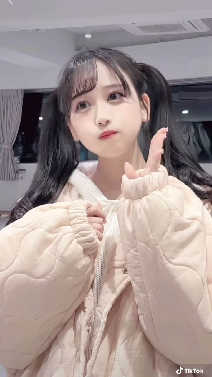 松本かれんのインスタグラム：「他の子みちゃやだやだよ、かれん (♡σ̴̶̷̥́ ₃σ̴̶̷̀♡) 👊🏻 ぱんち」